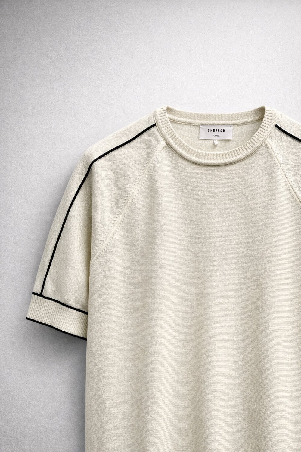 Bisiklet yaka krem triko kumaş detaylı tshirt