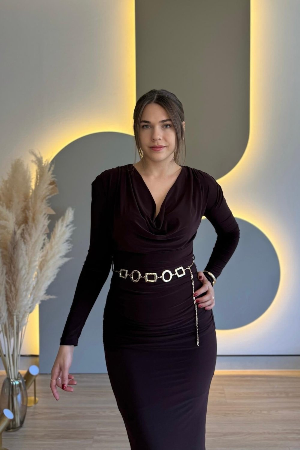 Degaje Yaka Vatkalı Gold Kemerli Kahverengi Midi Elbise