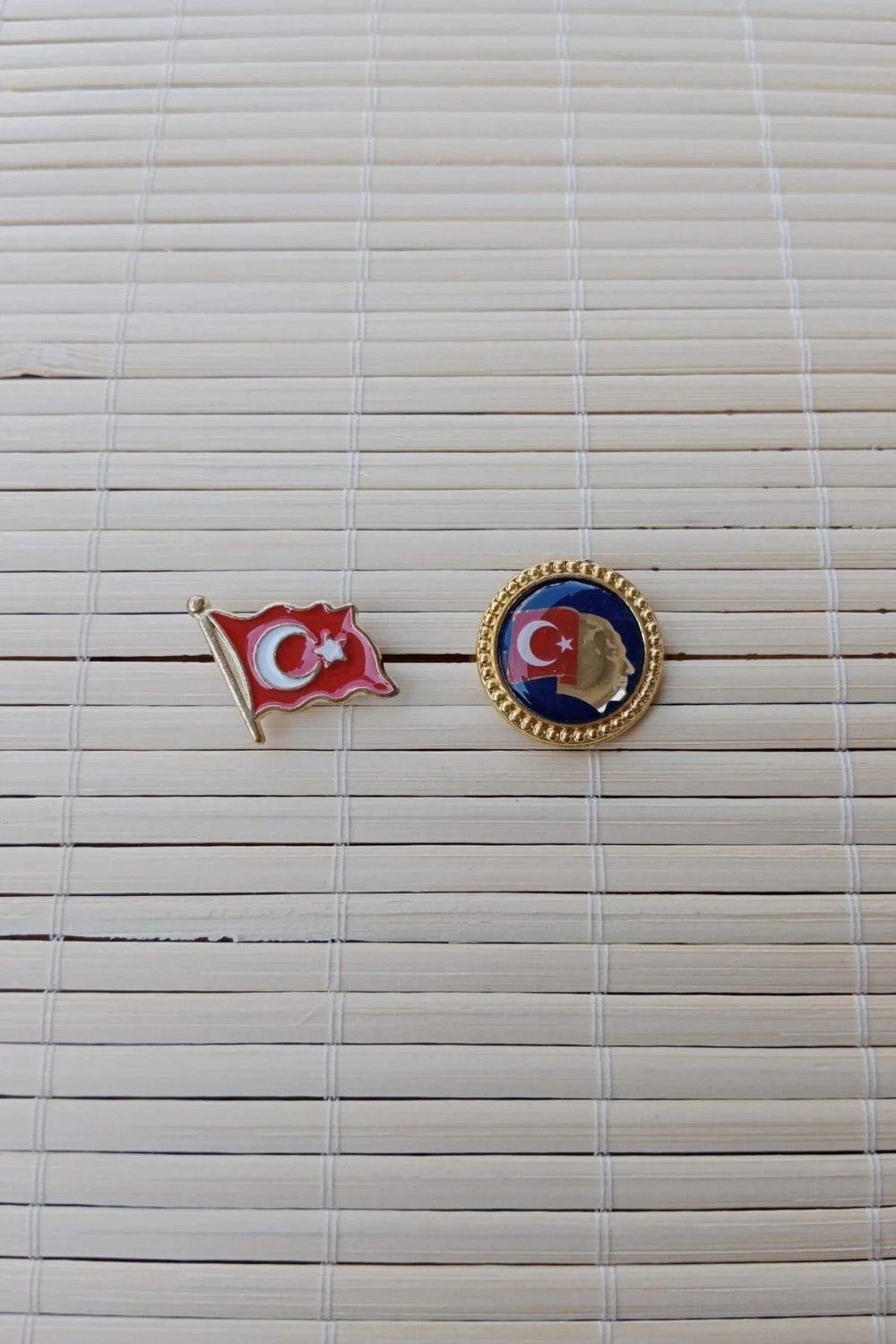 2 Adet Dalgalanan Bayrak Ata Rozeti Sarrafiyeli Taki Ceket Yaka İgnesi Yaka Rozeti