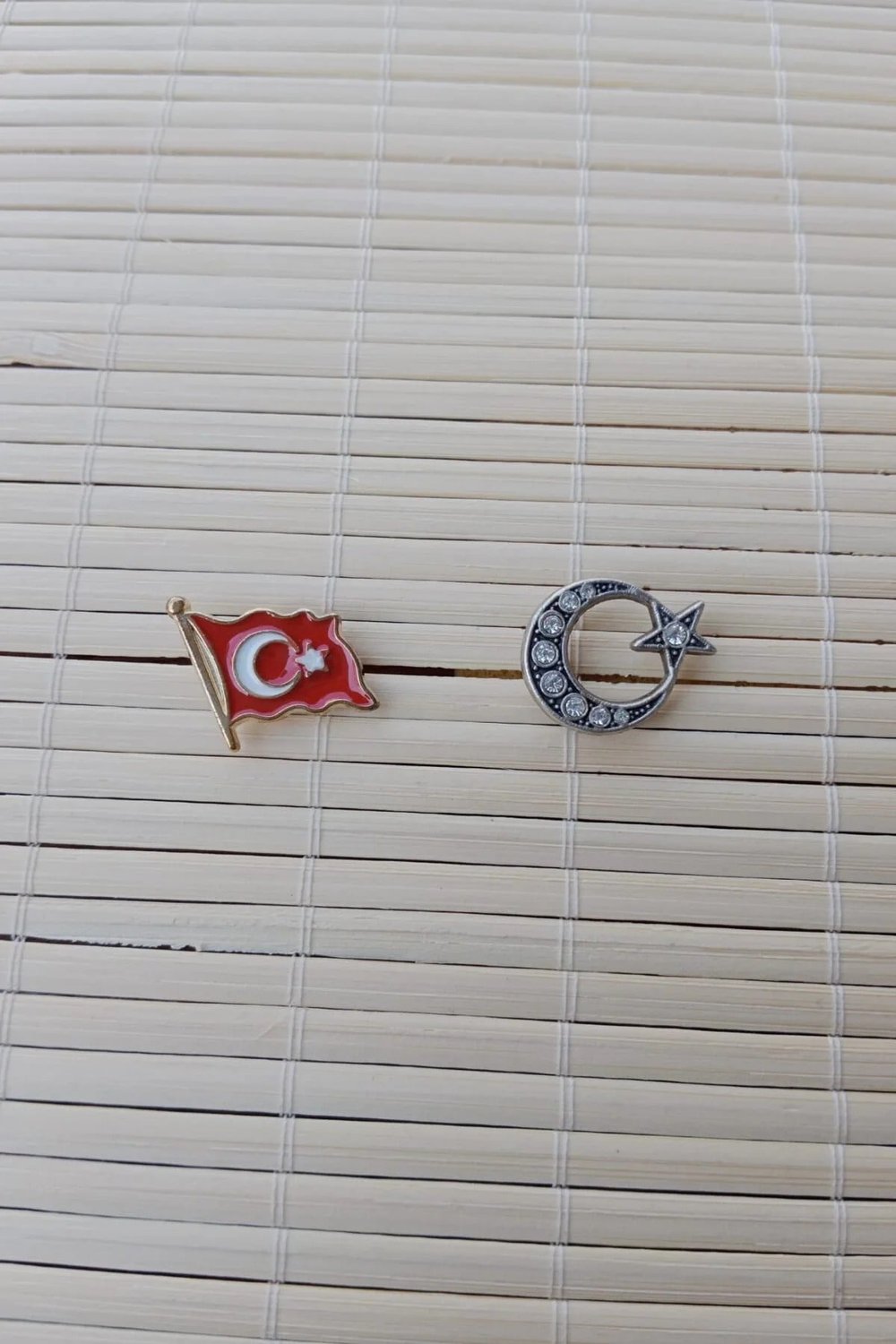 2 Adet Dalgalanan Bayrak Ve Beyaz Tasli Ayyildiz Sarrafiyeli Taki Ceket Yaka İgnesi Yaka Rozeti