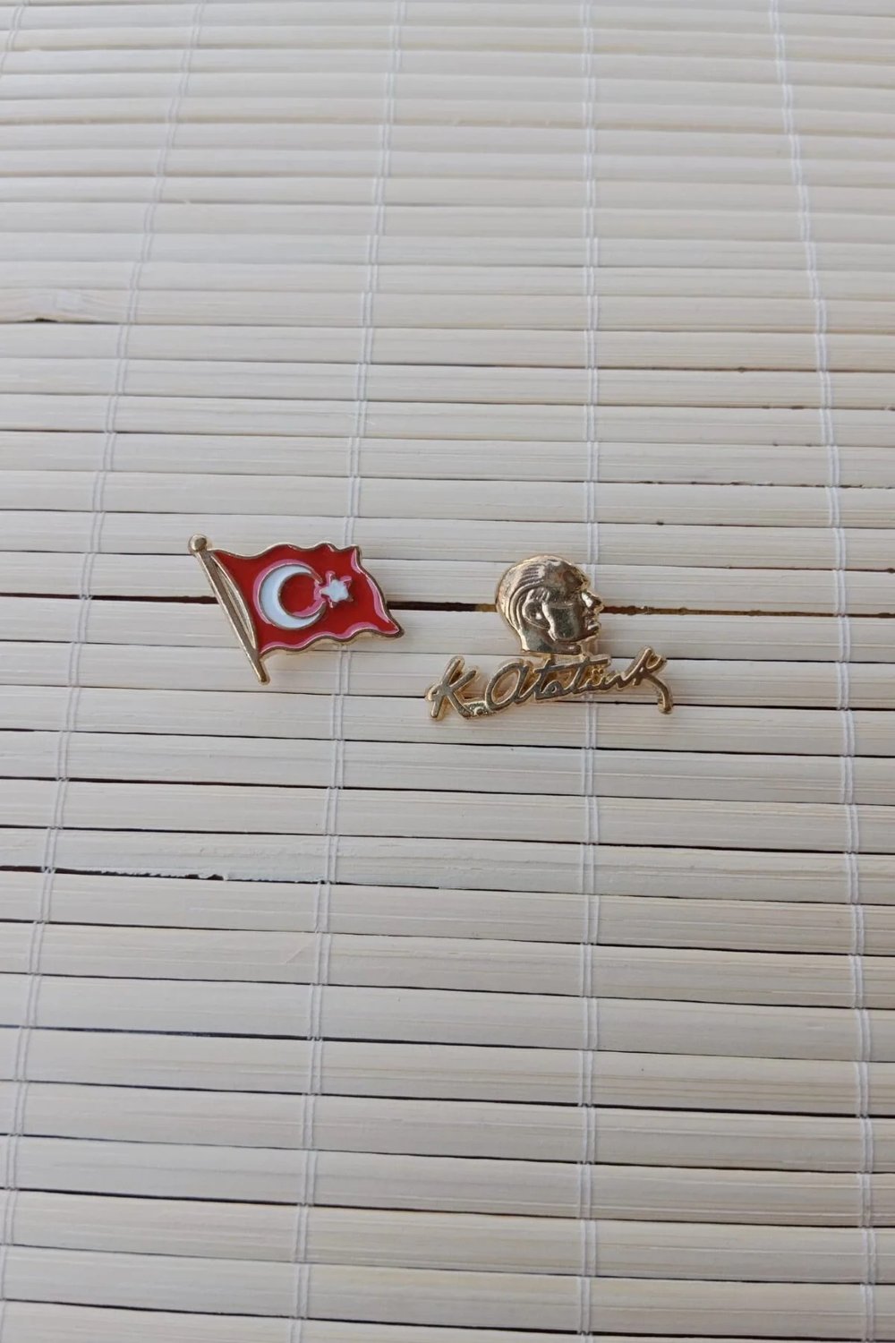 2 Adet Dalgalanan Bayrak Ve Sari Ataturk Siluetli İmzali Sarrafiyeli Taki Ceket Yaka İgnesi Yaka Rozeti
