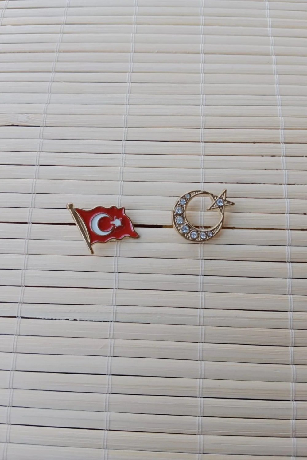 2 Adet Dalgalanan Bayrak Ve Tasli Sari Renkli Ayyildiz Sarrafiyeli Taki Ceket Yaka İgnesi Yaka Rozeti