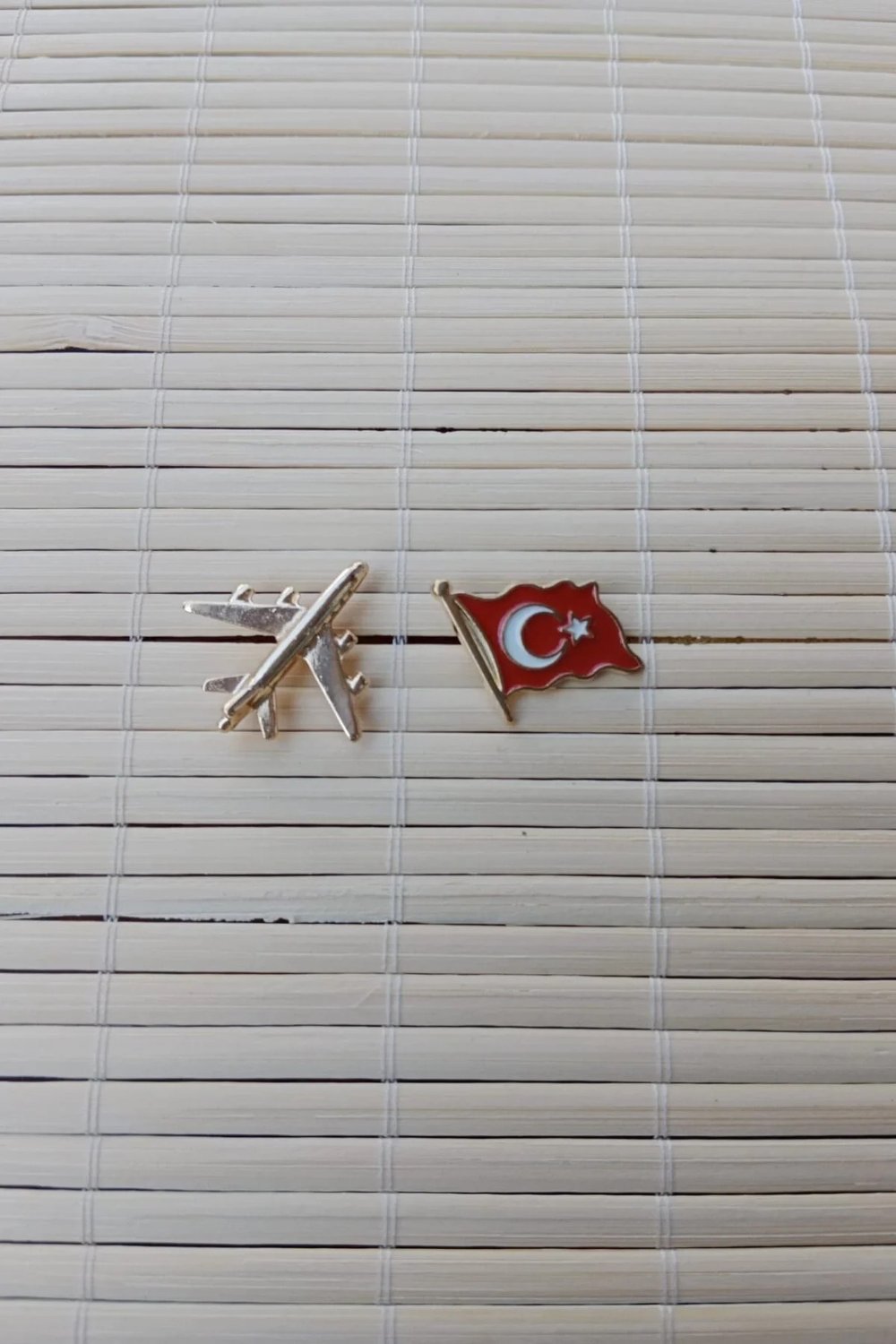 2 Adet Sari Renkli Ucak Maketi Ve Dalgalanan Bayrak Sarrafiyeli Taki Ceket Yaka İgnesi Yaka Rozeti