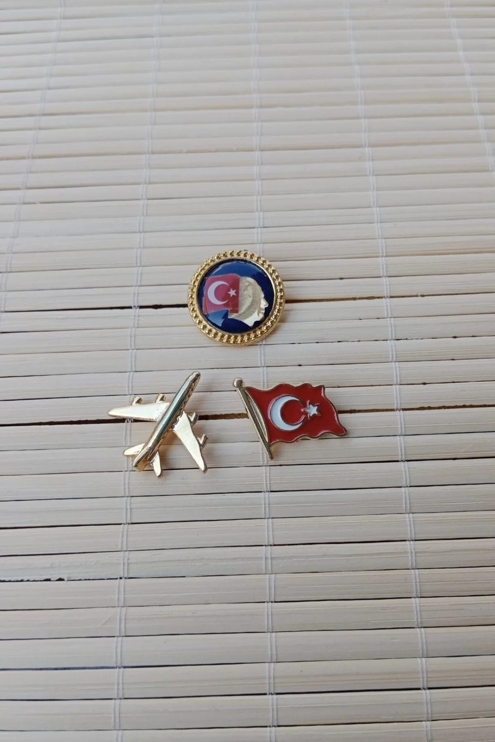 3 Adet Ata Rozeti Dalgalanan Bayrak Sari Renkli Ucak Maketli Sarrafiyeli Taki Ceket Yaka İgnesi Yaka Rozeti
