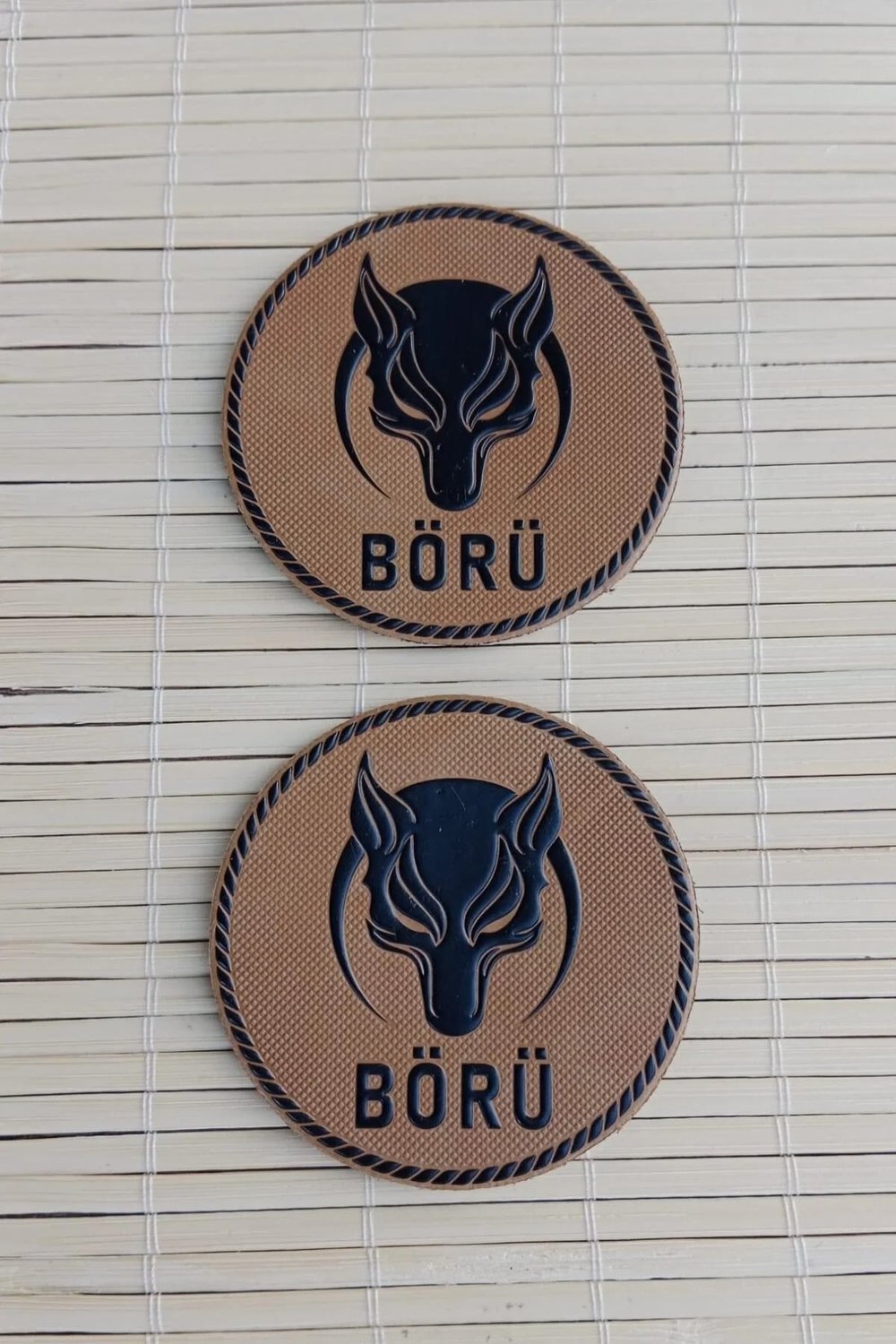Kahverengi Zemin Siyah İslemeli Boru Yazili Kurtbasli Arma Patch Pec