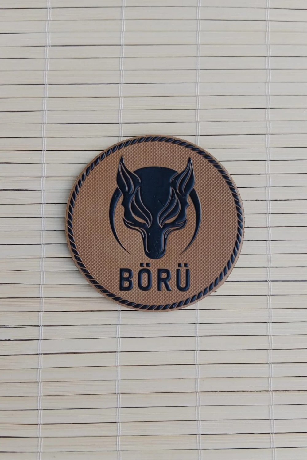 Kahverengi Zemin Siyah İslemeli Boru Yazili Kurtbasli Arma Pec Patch