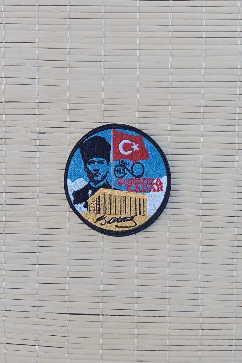 Mustafa Kemal Ataturk Resimli İmzali Sonsuza Kadar Yazili Anitkabir Nakis İslemeli Dalgalanan Bayrak Arma Patch Pec