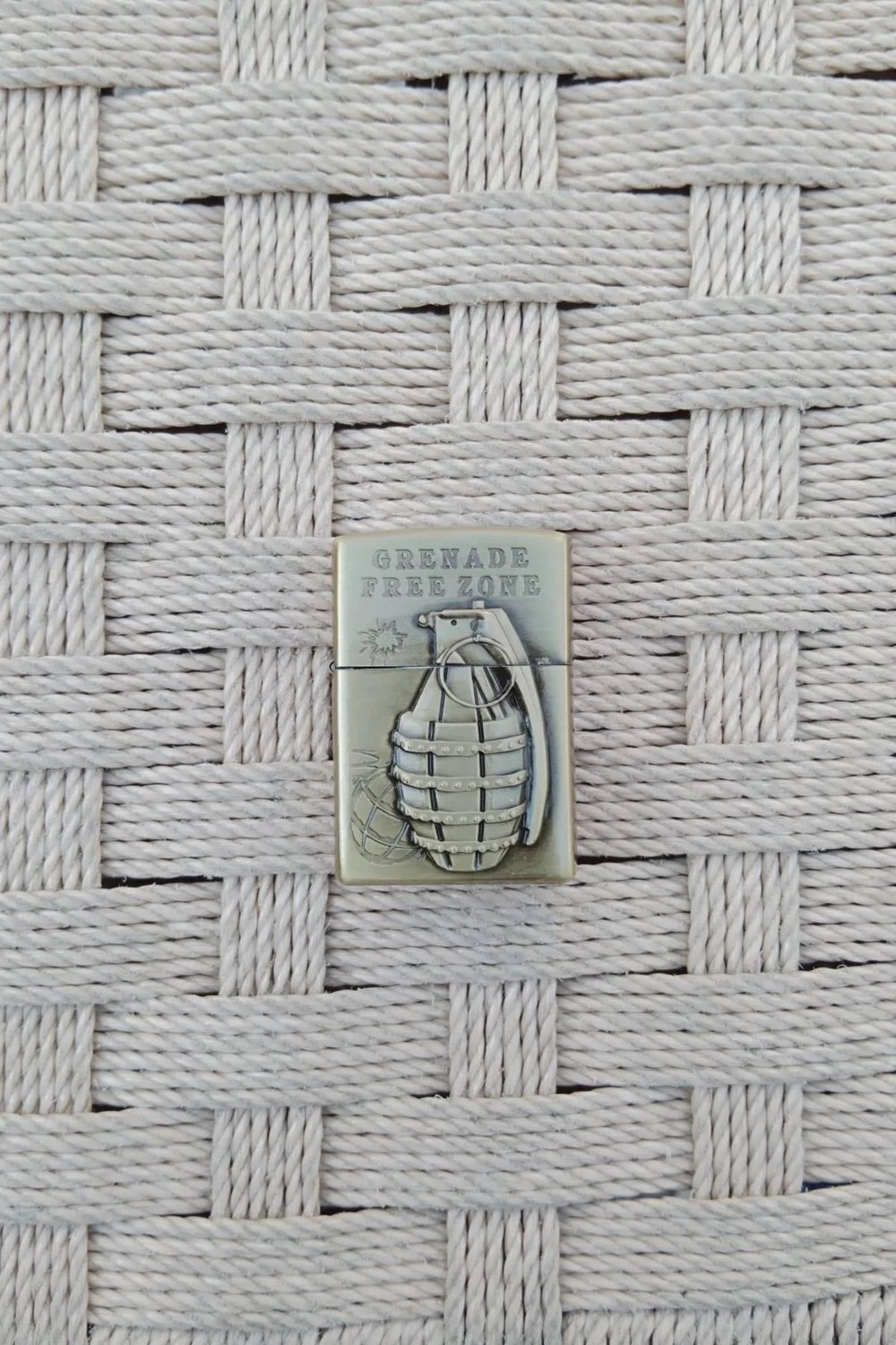 Ozel Tasarim Altin Sarisi Renkli Benzinli Grenade Free Zone Yazili Kabartmali El Bombasi Desenli Zippo Cakmak