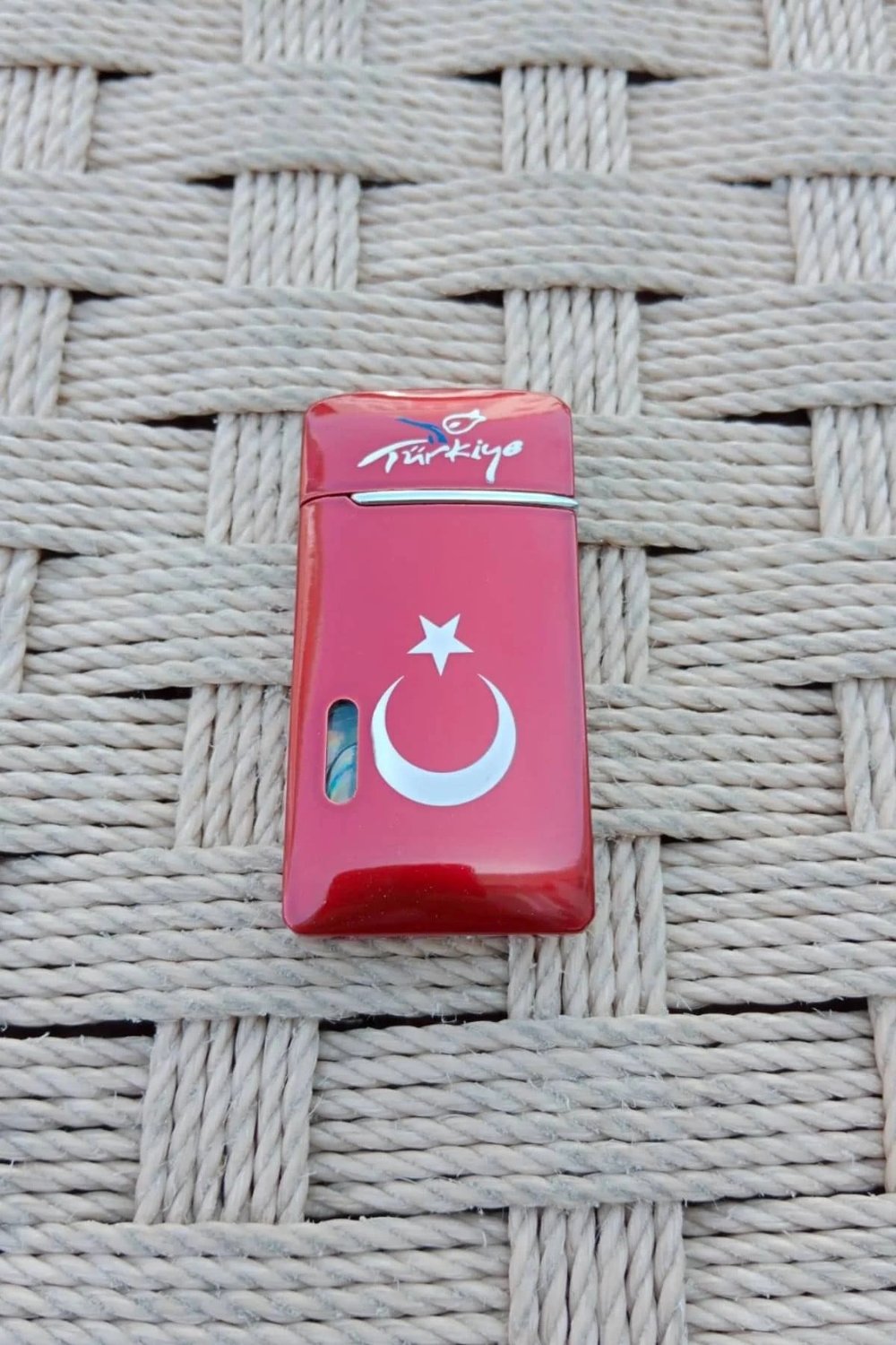 Ozel Tasarim Kirmizi Renkli Turkiye Yazili Bayrak Desenli Manyetolu Cakmak