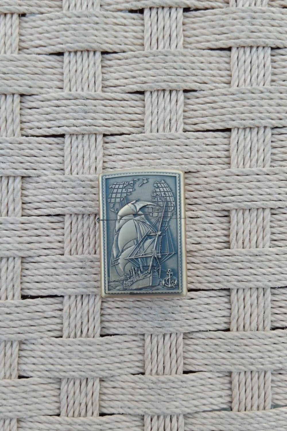 Ozel Tasarim Sari Renkli Dunya Haritali Savas Gemili Kabartmali Zippo Cakmak