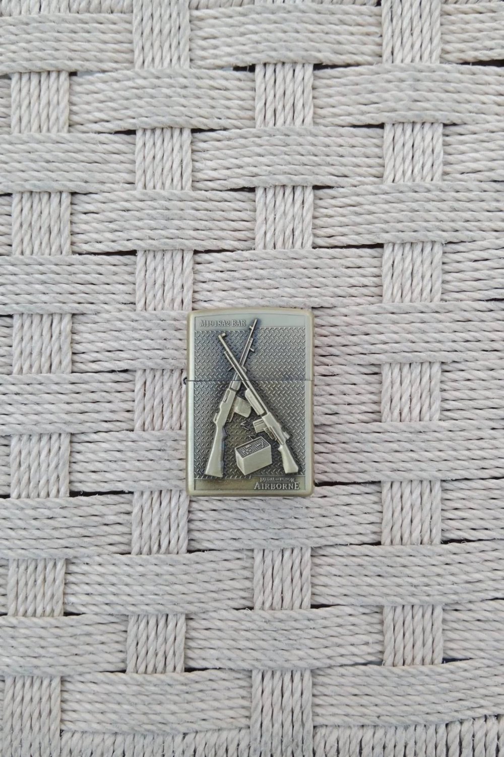 Ozel Tasarim Sari Renkli M1918a2 Bar Tufek Kabartmali Medal Of Honor Airborne Yazili Zippo Cakmak