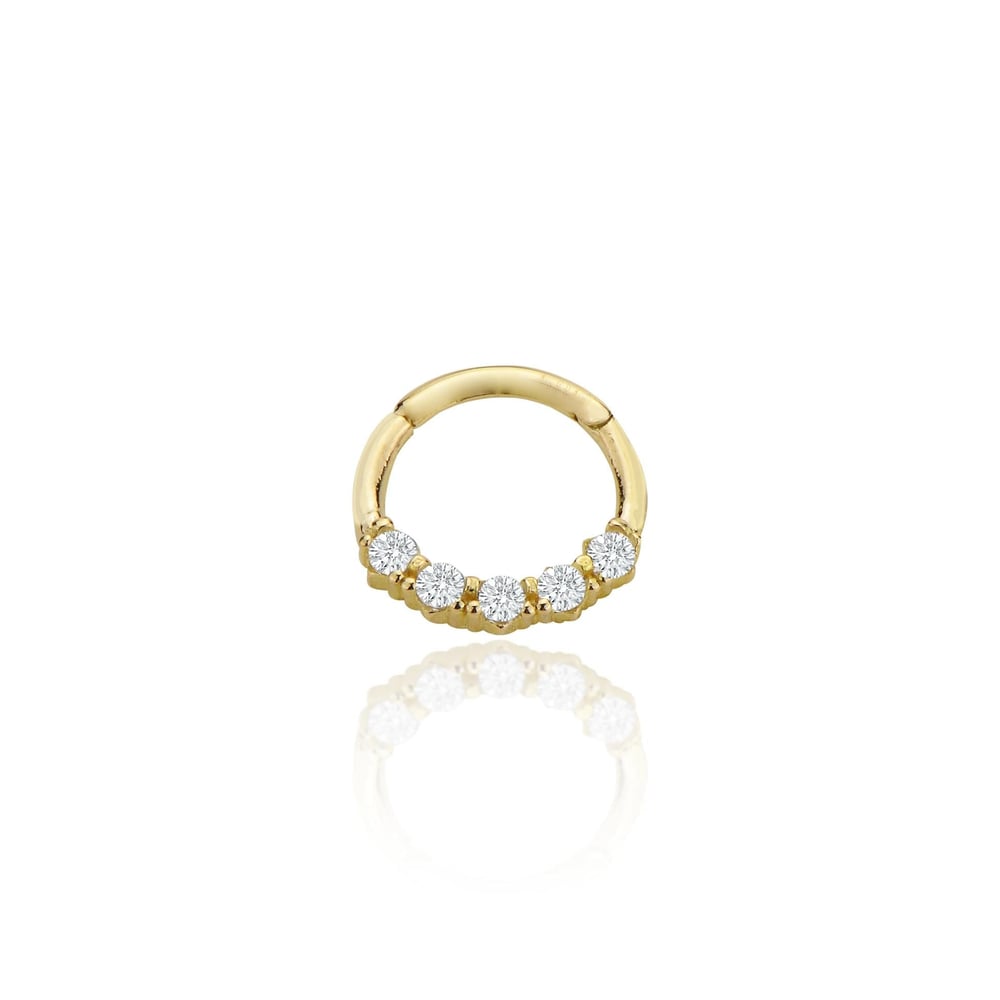 Sırataşlı halka helix piercing