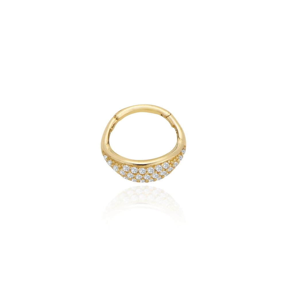 Tasarım taşlı helix piercing