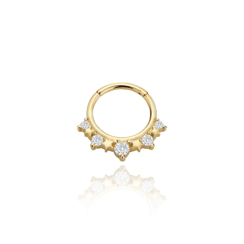 Yıldız taşlı halka helix piercing