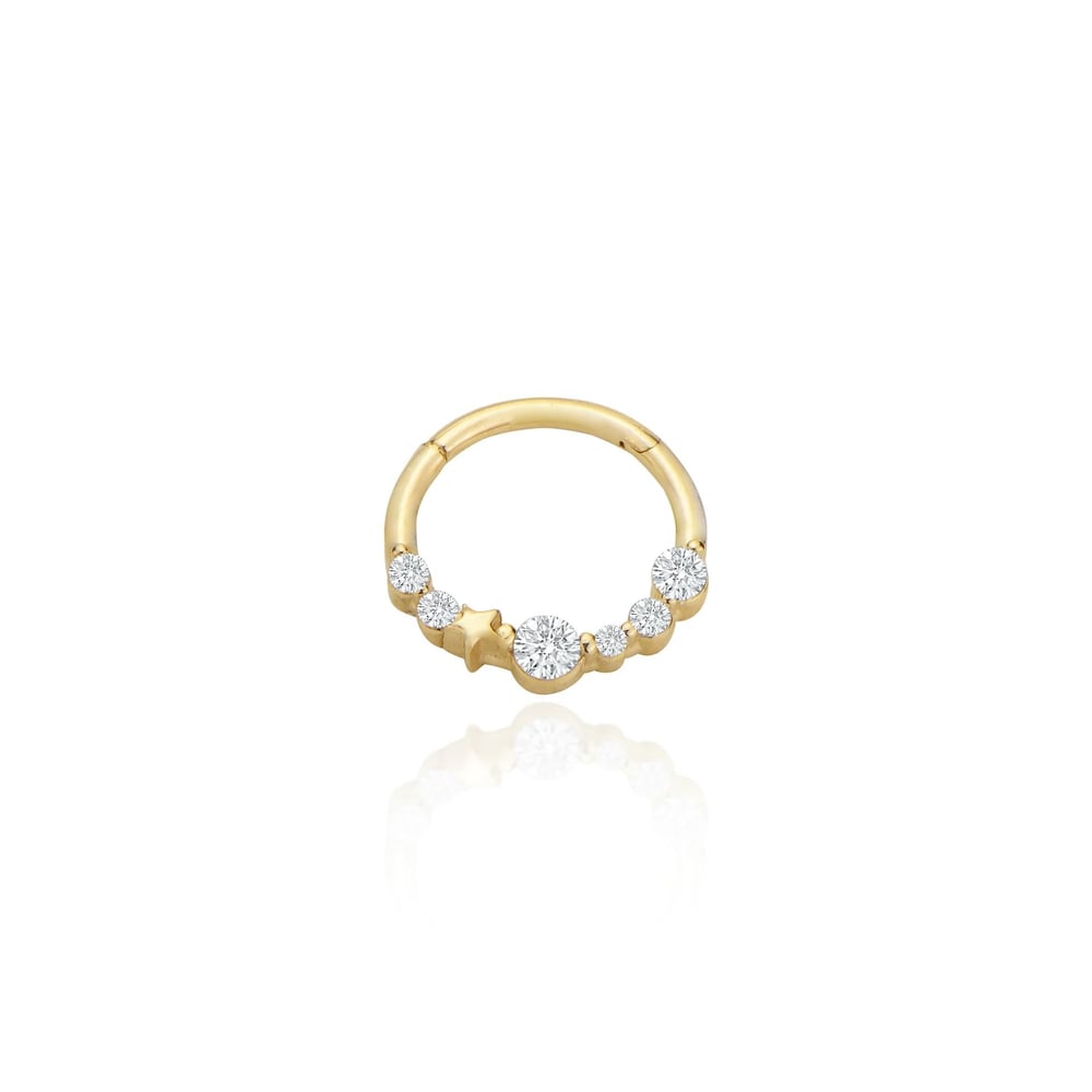 Yıldız taşlı helix piercing