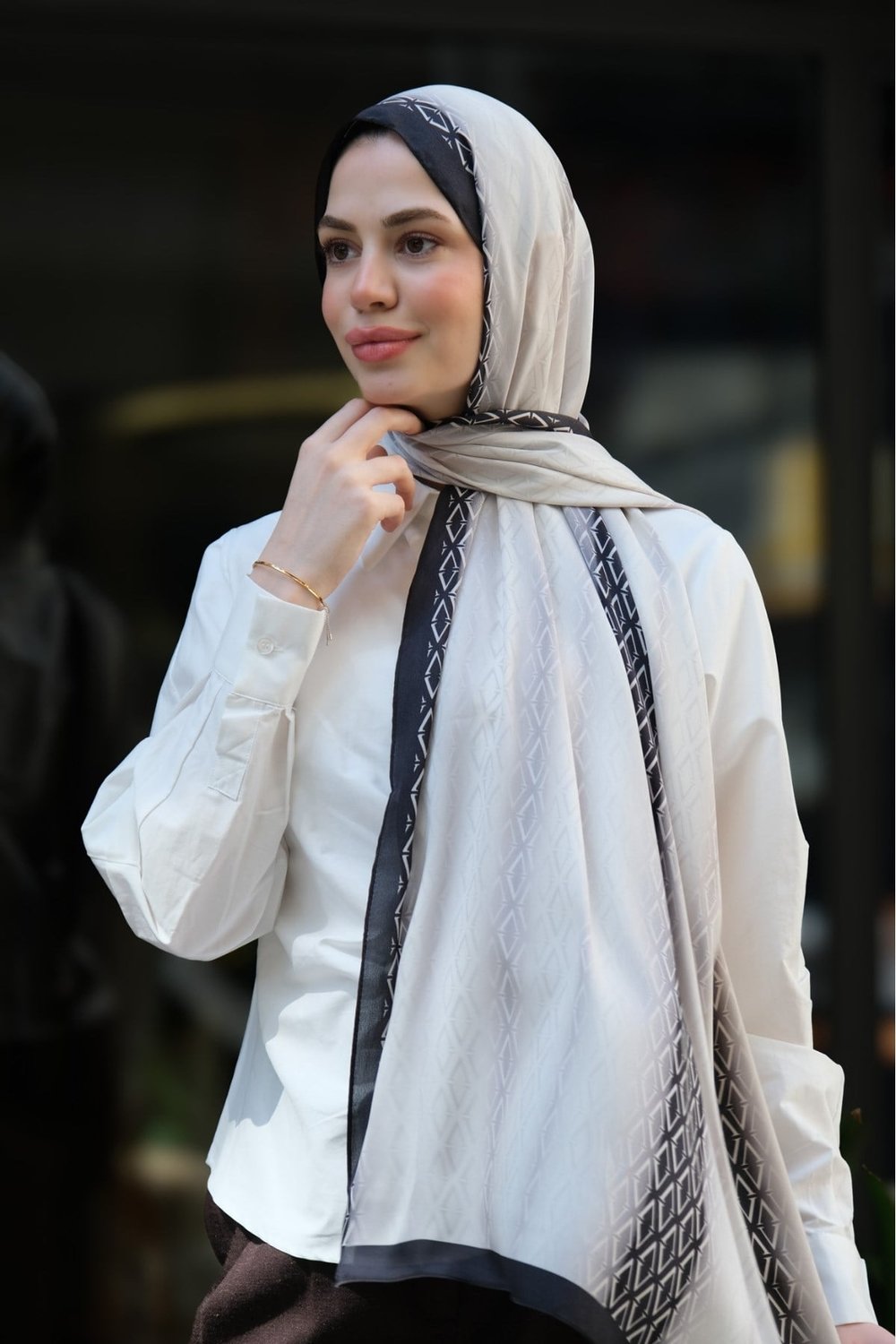 V Monogram İpek Vual Şal-Siyah