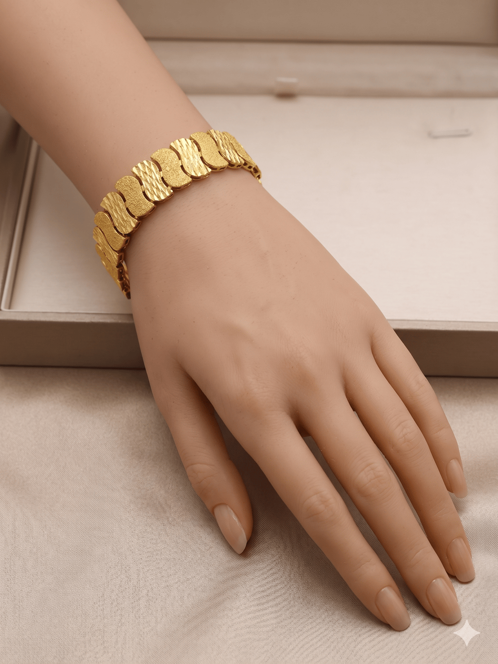 26_22kb13- Xuping Parça Desenli Gold Altın Kaplama Bileklik