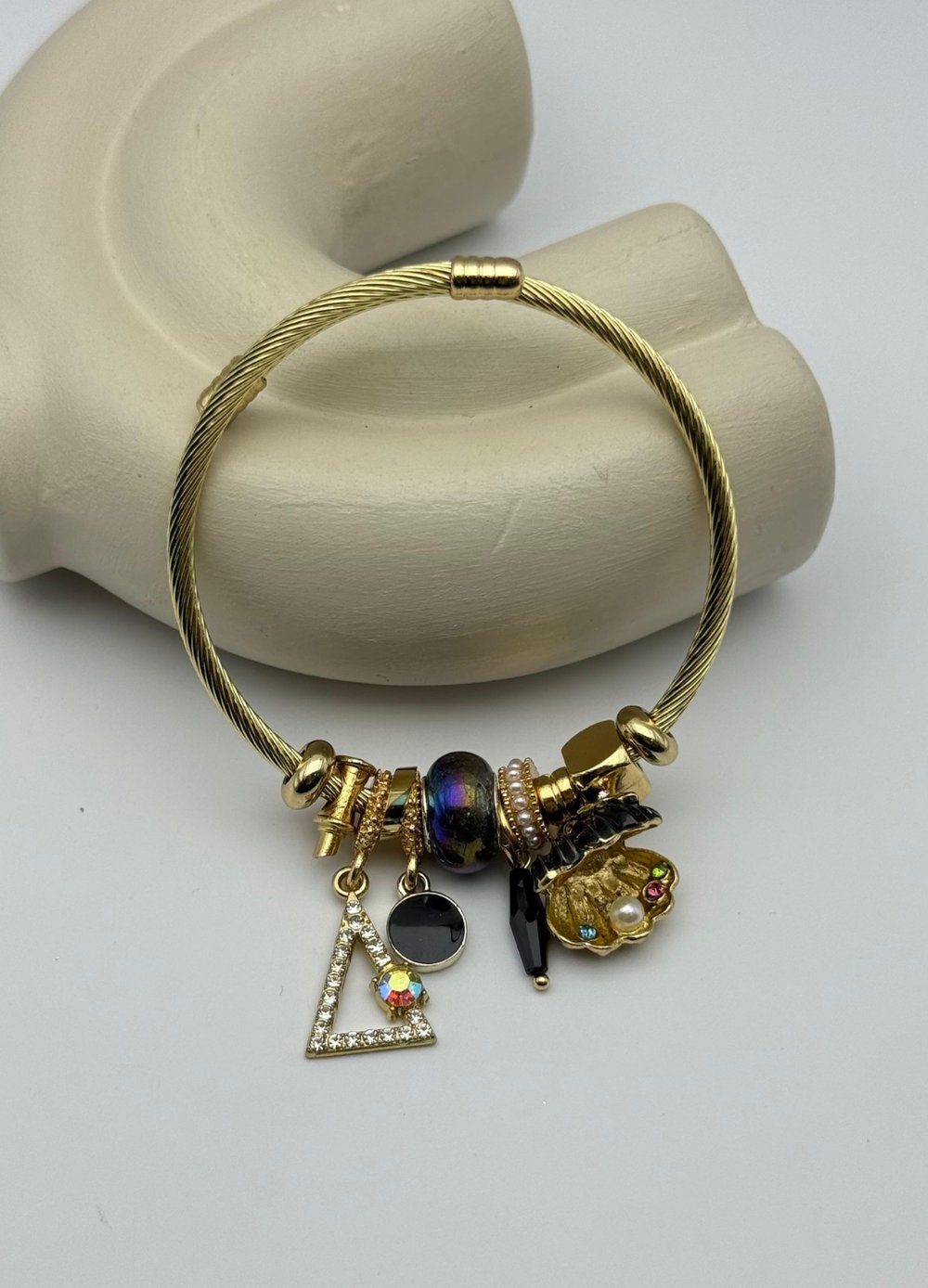 Çelik Gold Taşlı Üçgen İstiridye Siyah Charmlı Pandora Bileklik - 26blk46