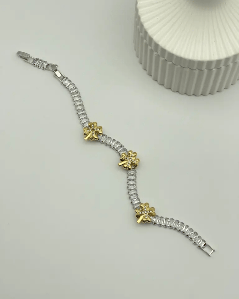 Çelik Gold Yonca Detaylı Silver Su Yolu Bileklik - 25-blk86