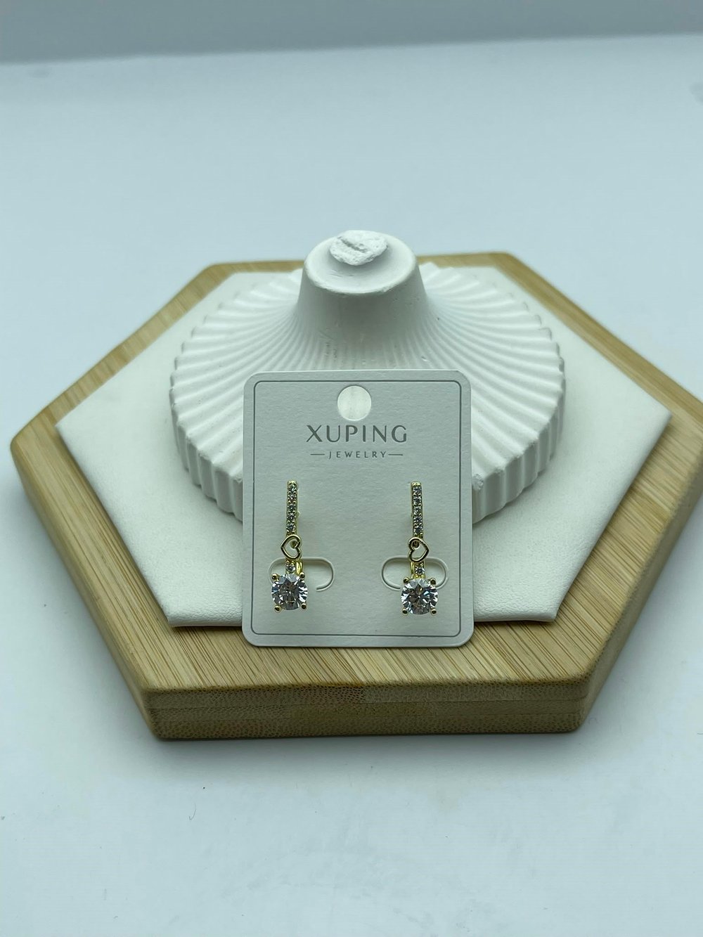 çizgi sallantılı tek taşlı xuping gold küpe 26xpkp199