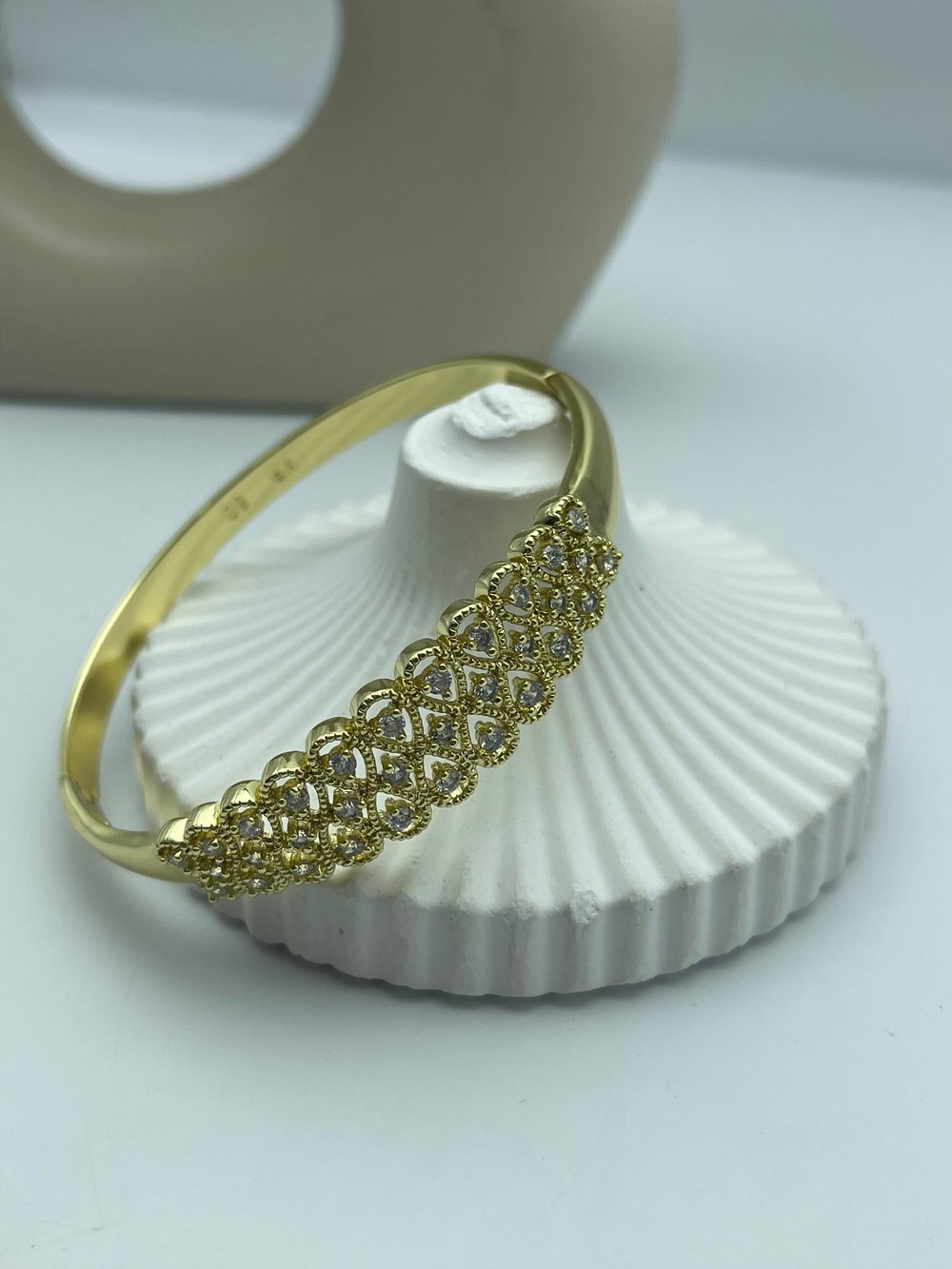 sonsuzluk desenli taşlı xuping gold kelepçe 26xpke11