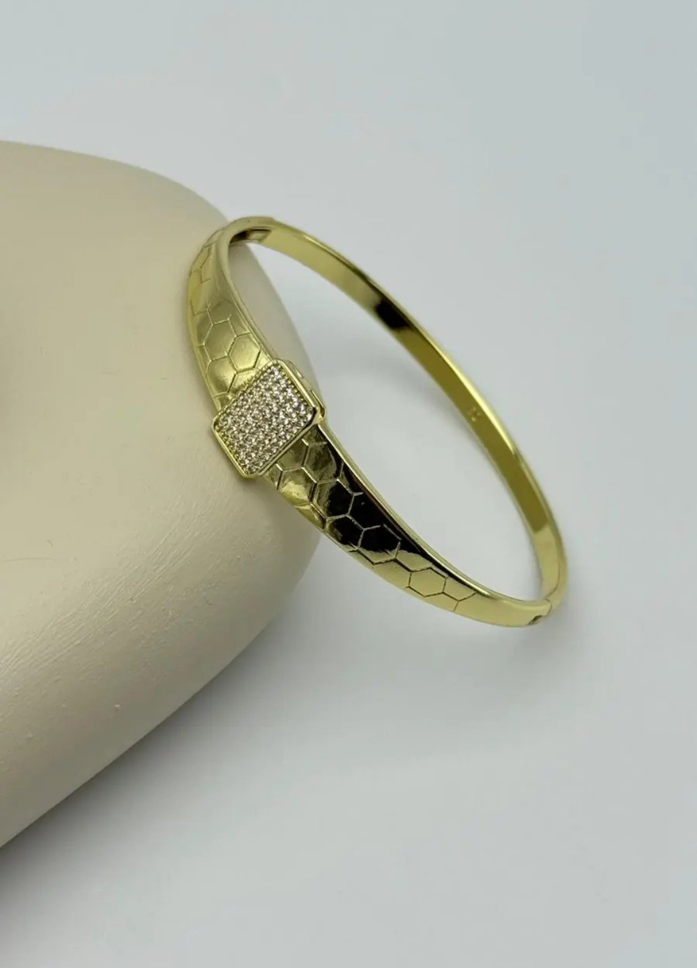 Xuping Gold Kare Taşlı Kelepçe 25-xpke19