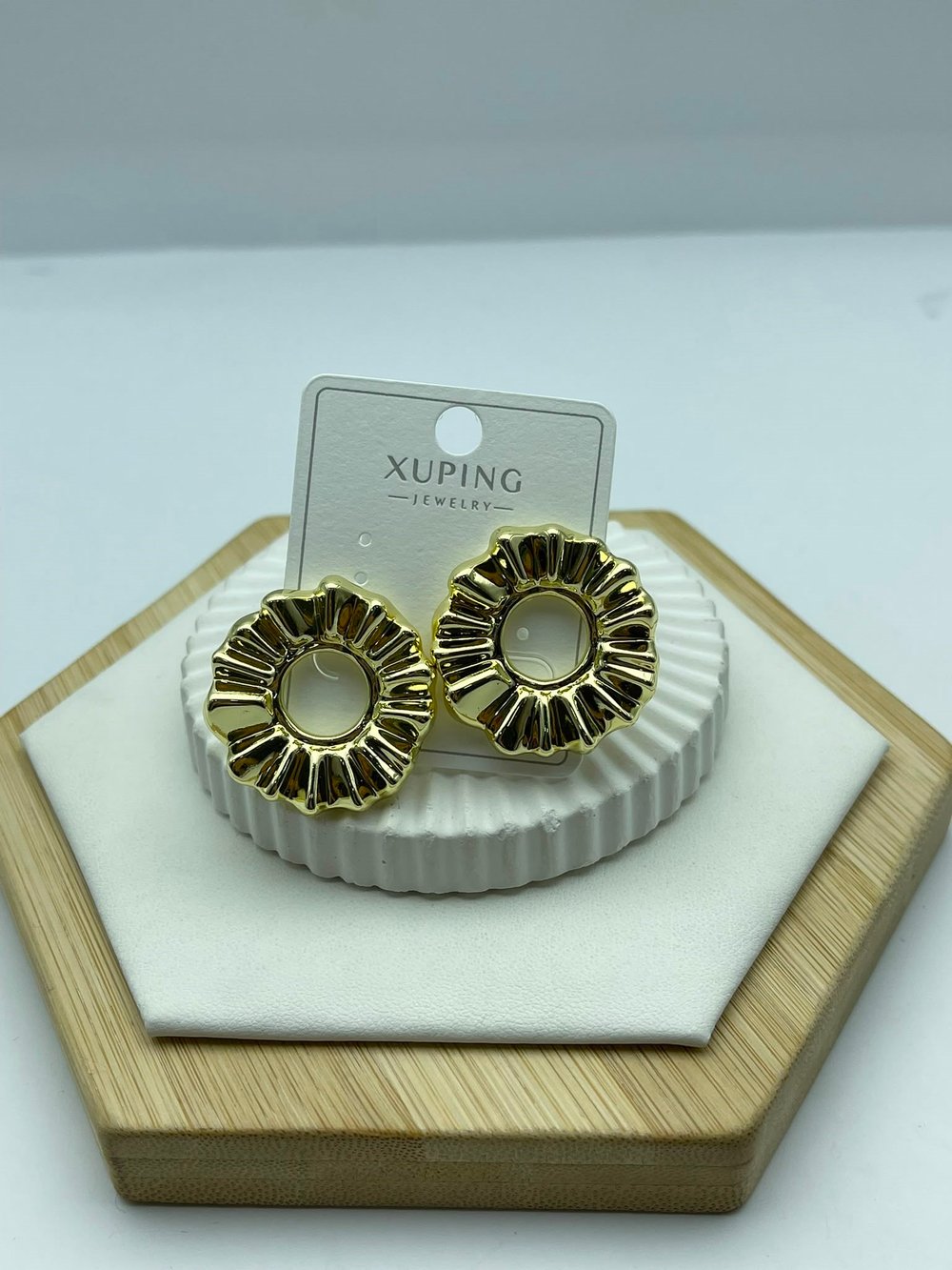 yuvarlak kabartma desenli xuping gold küpe 26xpkp160