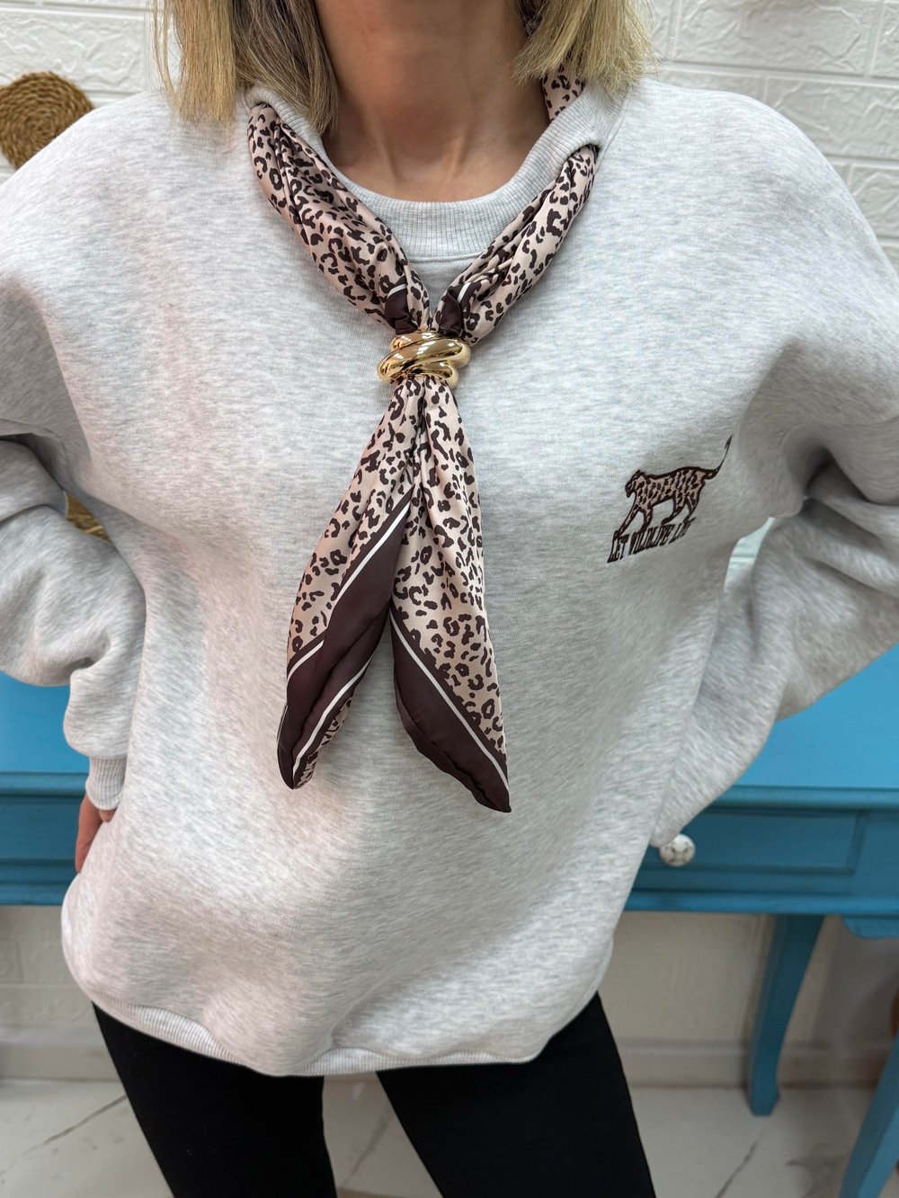 Leopar Baskılı Fularlı Sweat