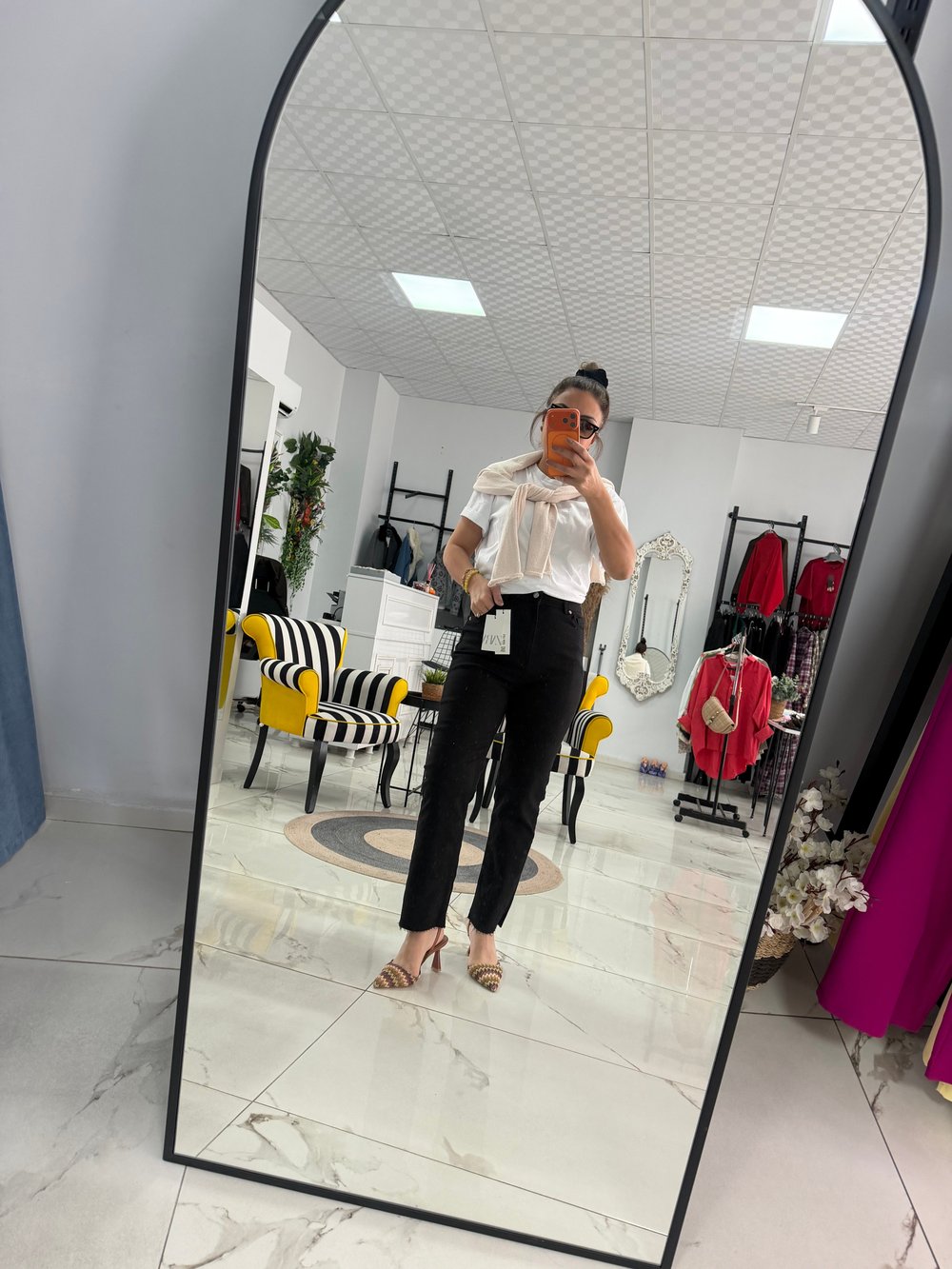 Paçası Kesik Toparlayıcı Boyfit Jean Siyah