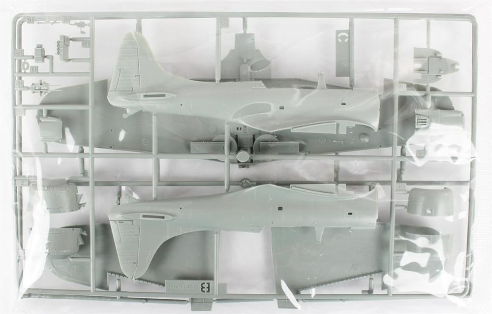 Academy 12329 1/48 Ölçek, USN SBD-5 (??Battle of the Philippine Sea) Savaş Uçağı, Plastik Model Kiti