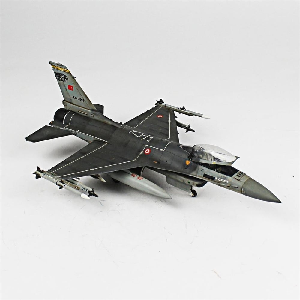 QD010 1/48 F-16C B50 Viper Sergilemeye Hazır Plastik Uçak Modeli