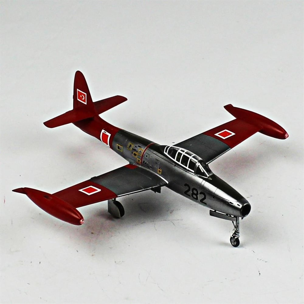 QD056 1/72 F-84G Thunderjet Sergilemeye Hazır Plastik Uçak Modeli
