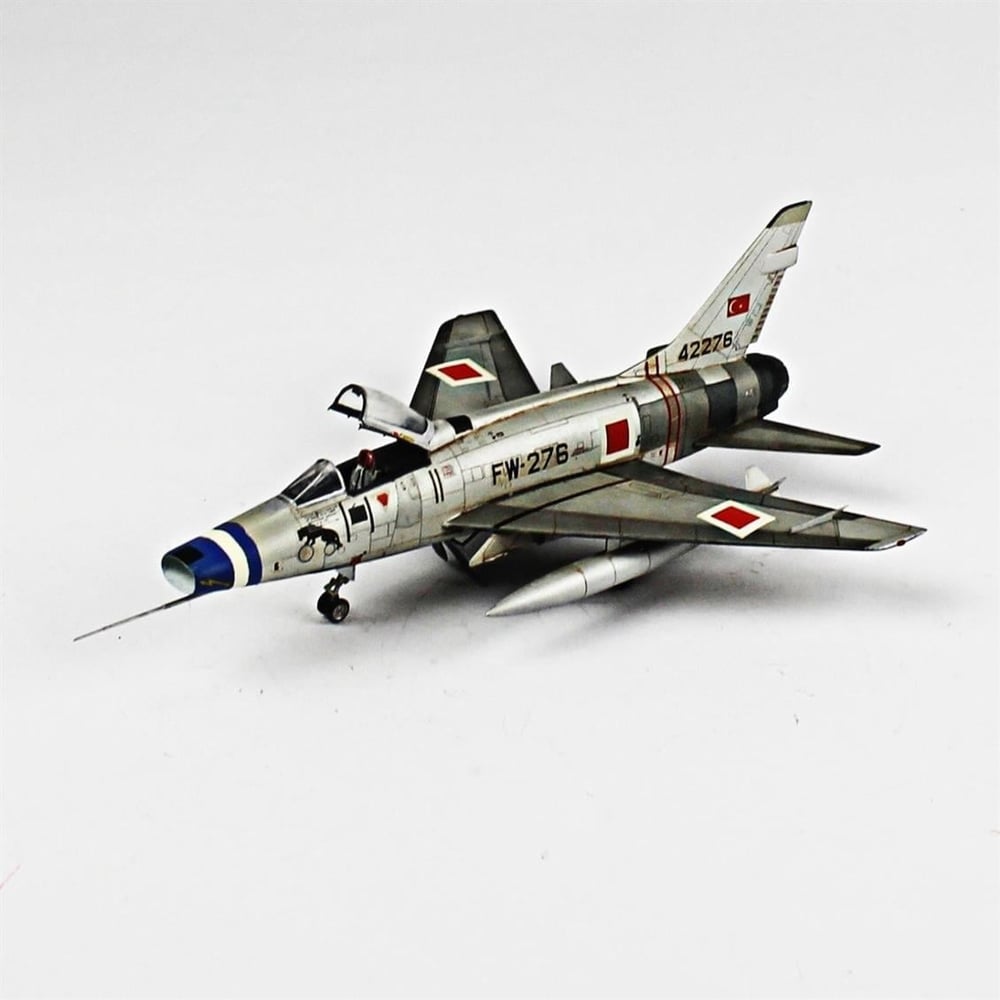 QD074 1/72 F-100D Super Sabre Sergilemeye Hazır Plastik Uçak Modeli