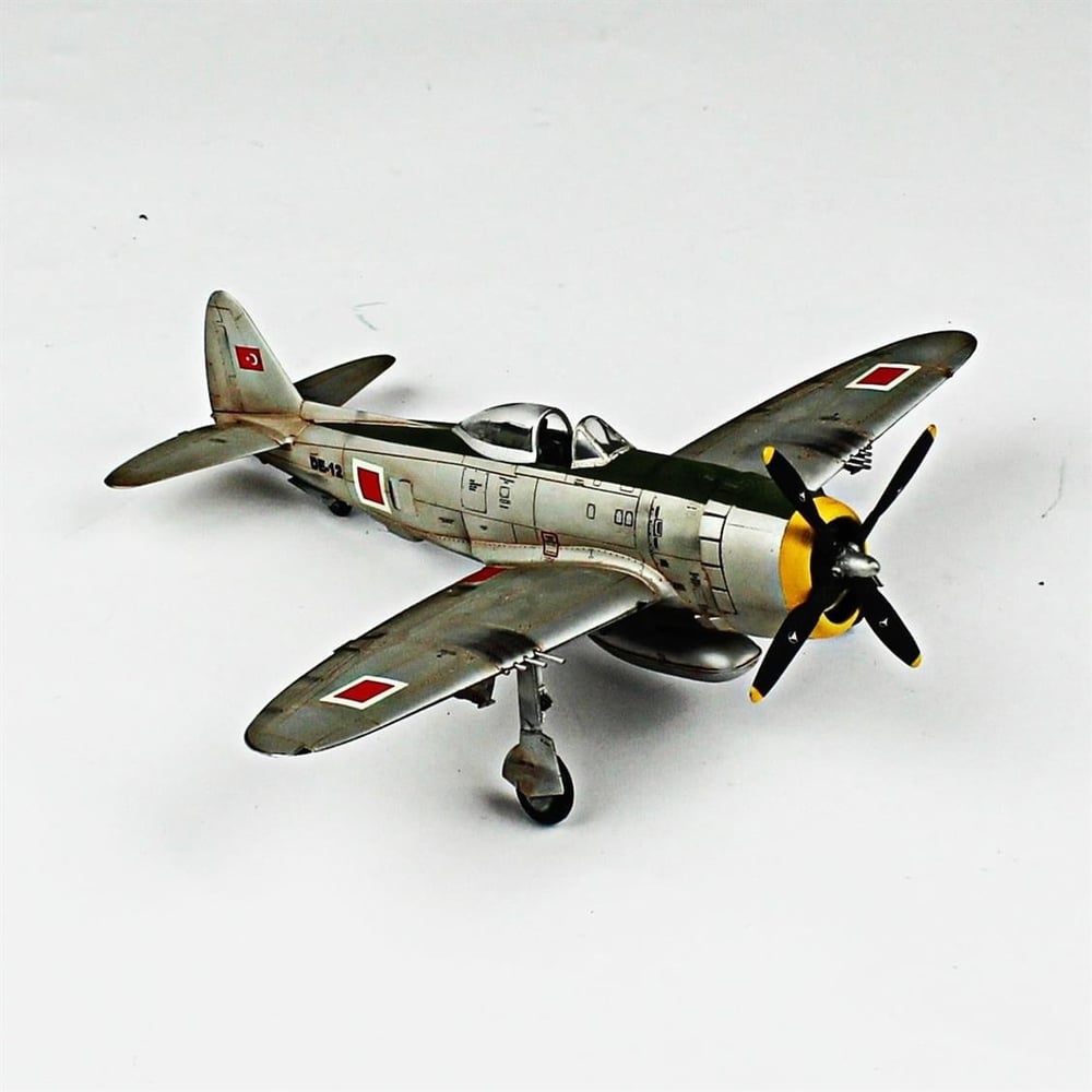 QD102 1/72 P-47D Thunderbolt Sergilemeye Hazır Plastik Uçak Modeli