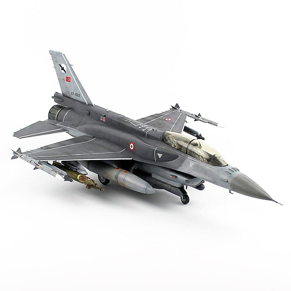QD168 1/32 Ölçek, F-16D Savaşan Şahin,Yarasa Filo, Akrilik Camekanlı, Sergilemeye Hazır Plastik Uçak Modeli