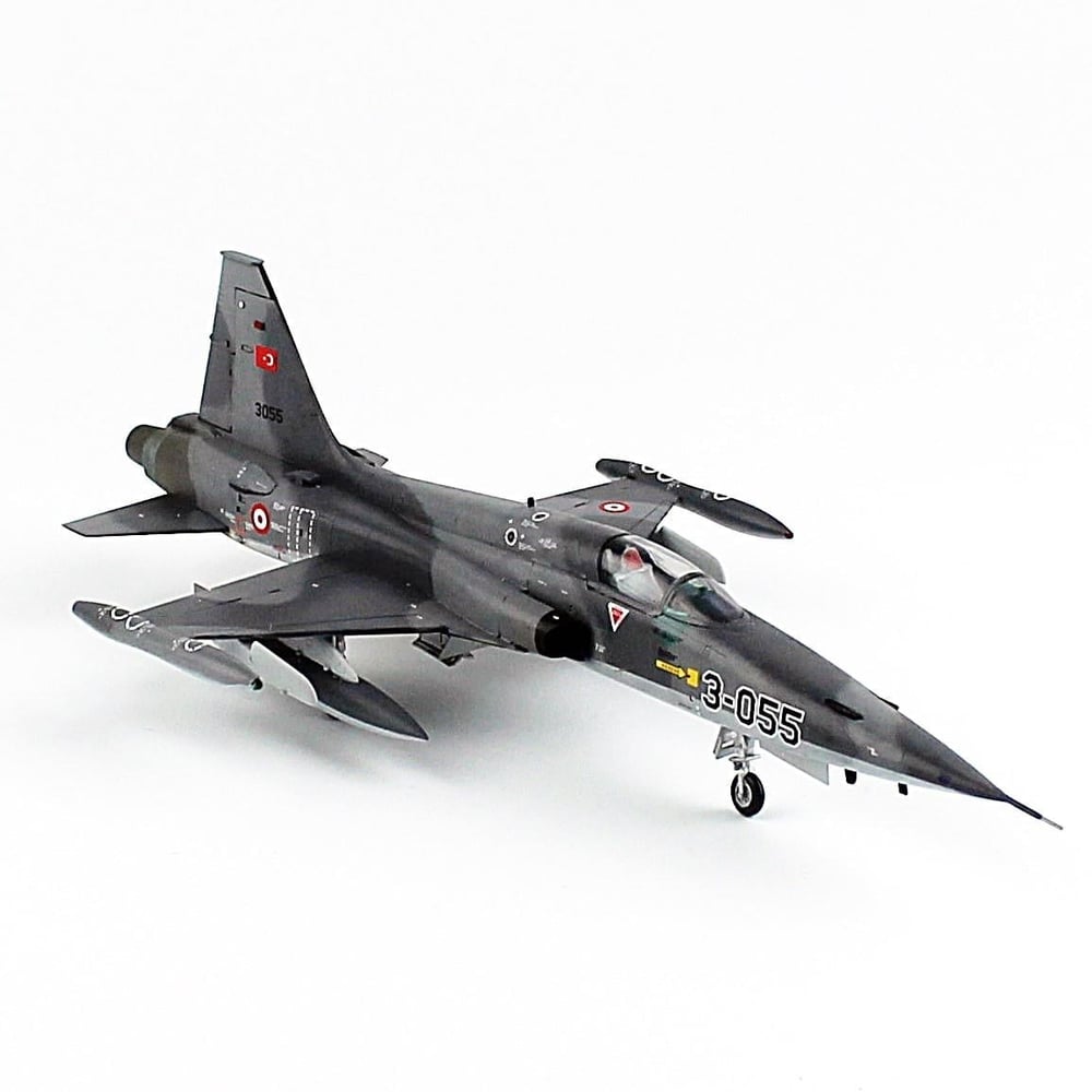 QD171 1/48 NF-5A Freedom Fighter 133.Filo, Zebra Şemalı Sergilemeye Hazır Plastik Uçak Modeli