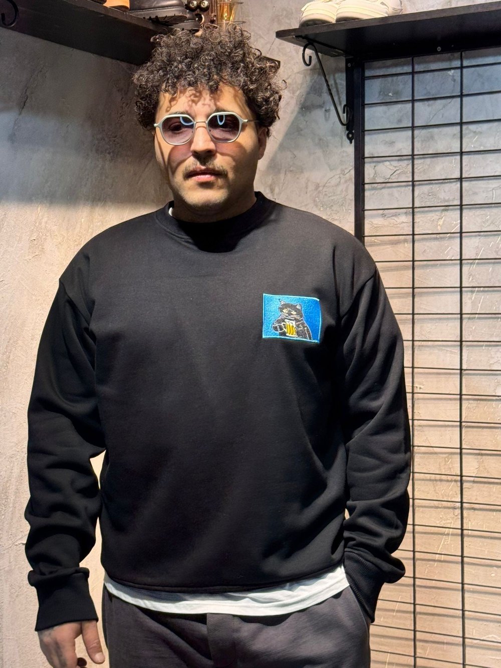 Bira İçen Kedi Nakışlı Siyah Sweatshirt