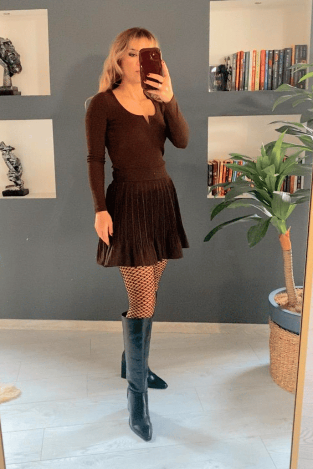 quzu-2441573-pileli-mini-etek-kahverengi