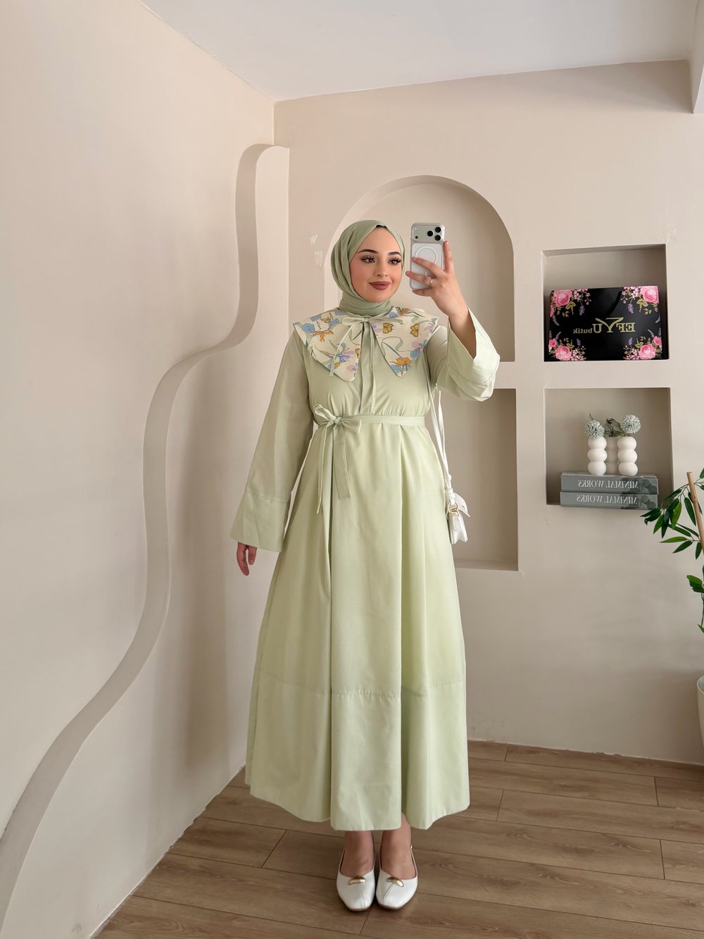 Mimoza Yaka Aksesuarlı Bel Kuşaklı Elbise