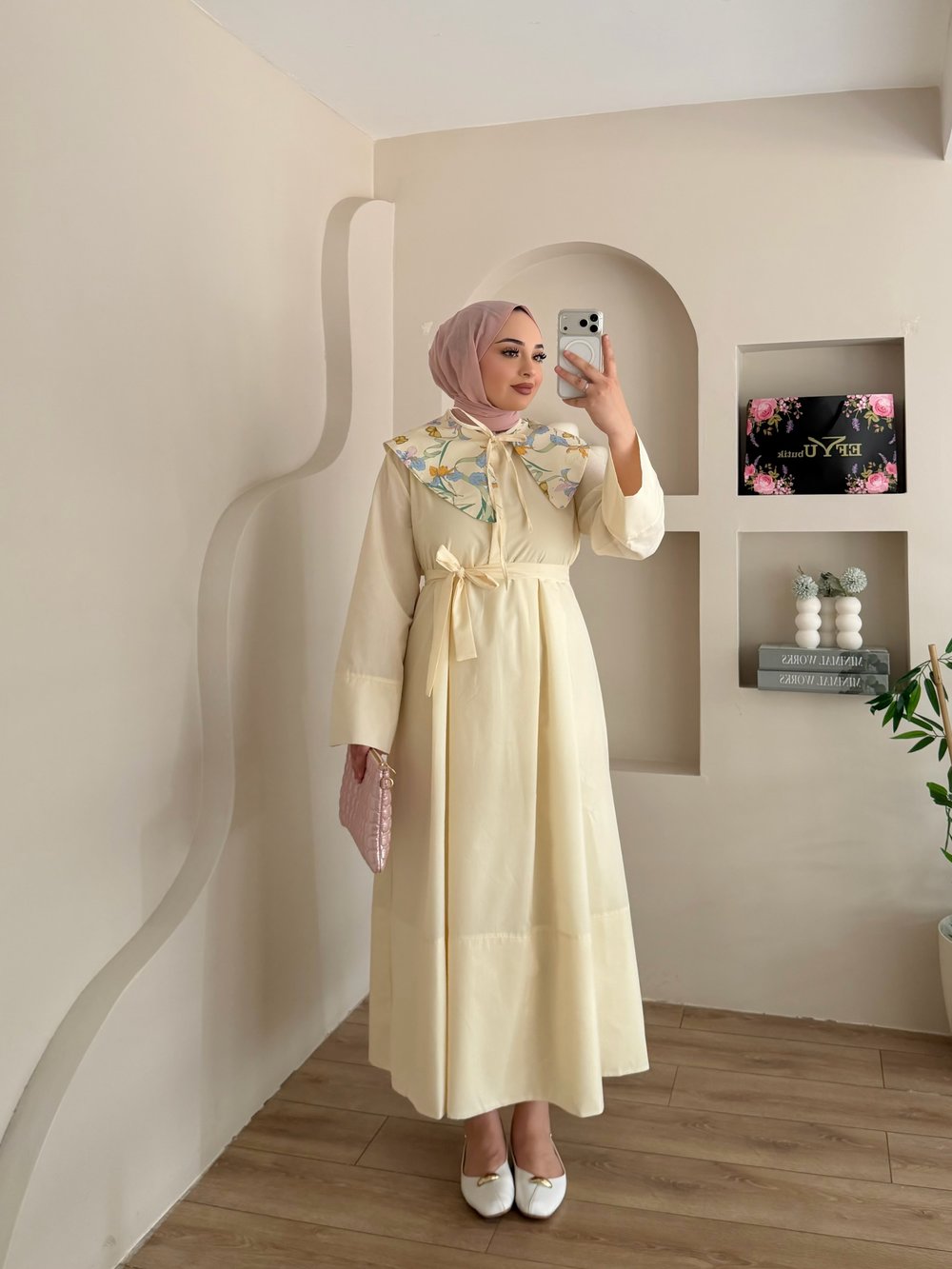 Mimoza Yaka Aksesuarlı Bel Kuşaklı Elbise