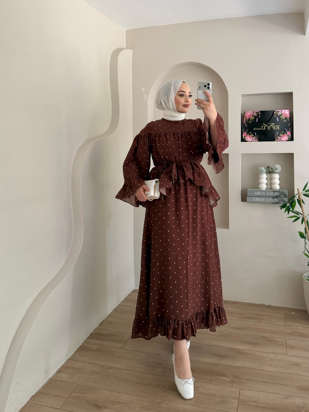 Puantiyeli Lotus Etekli Takım