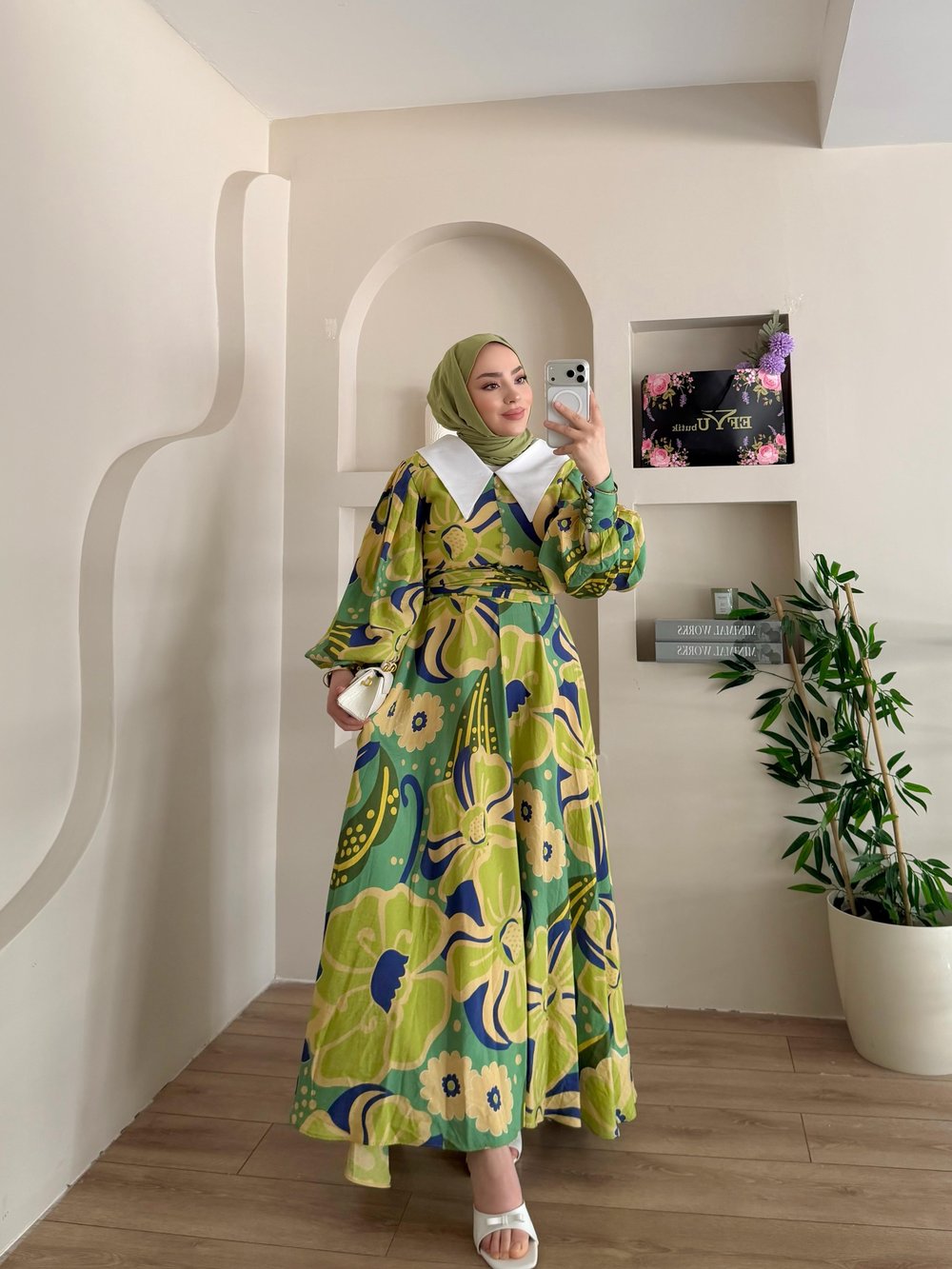 Seçil Yaka Detaylı Elbise 