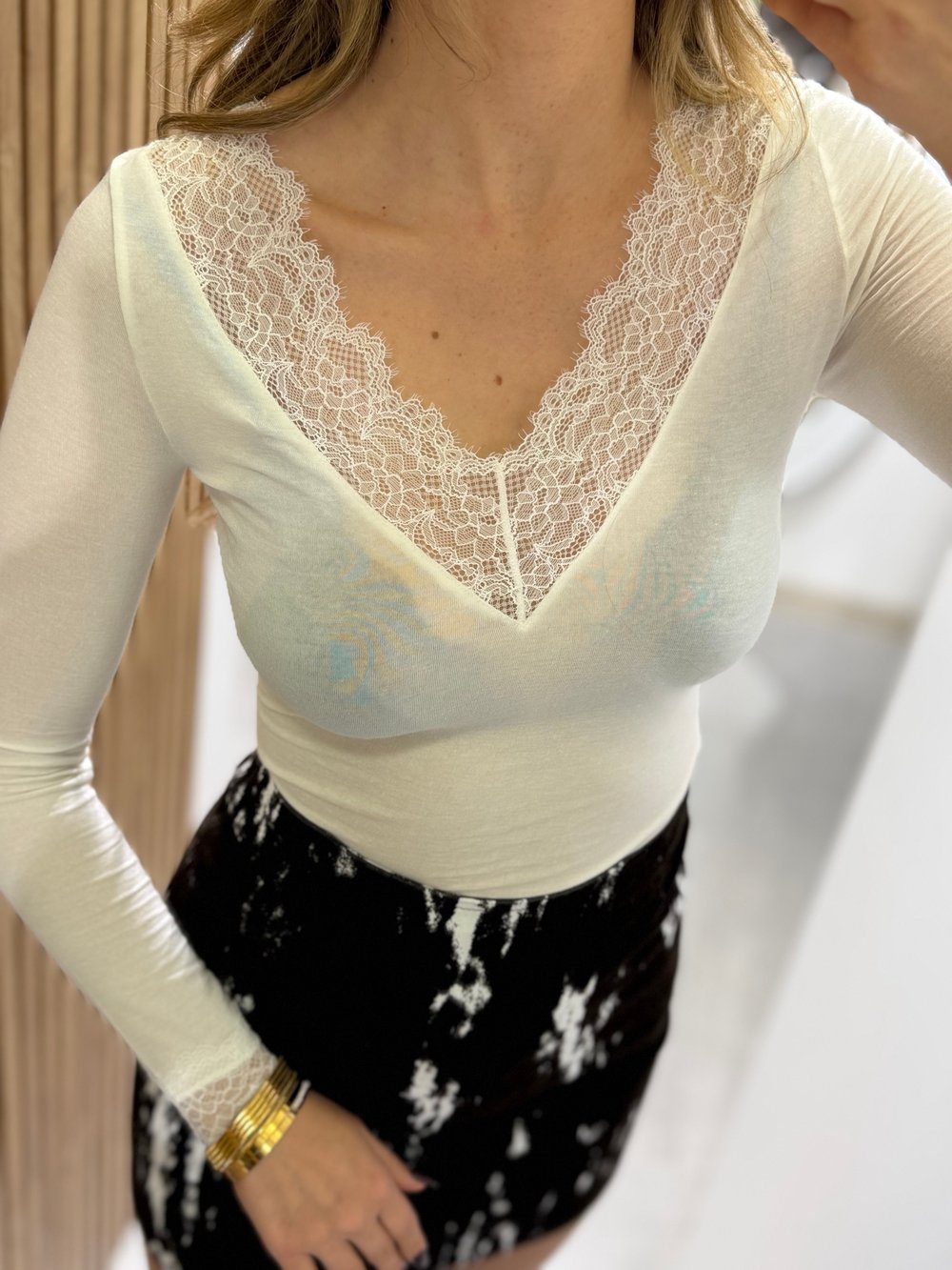 Kate V Yaka Dantel İşlemeli Kaşmir Transparan Bluz Beyaz