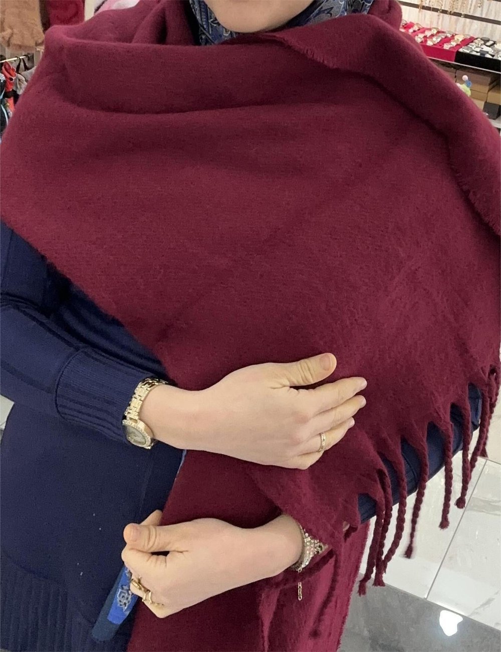 PUFFY YUMUŞAK PÜSKÜLLÜ OMUZ ŞALI