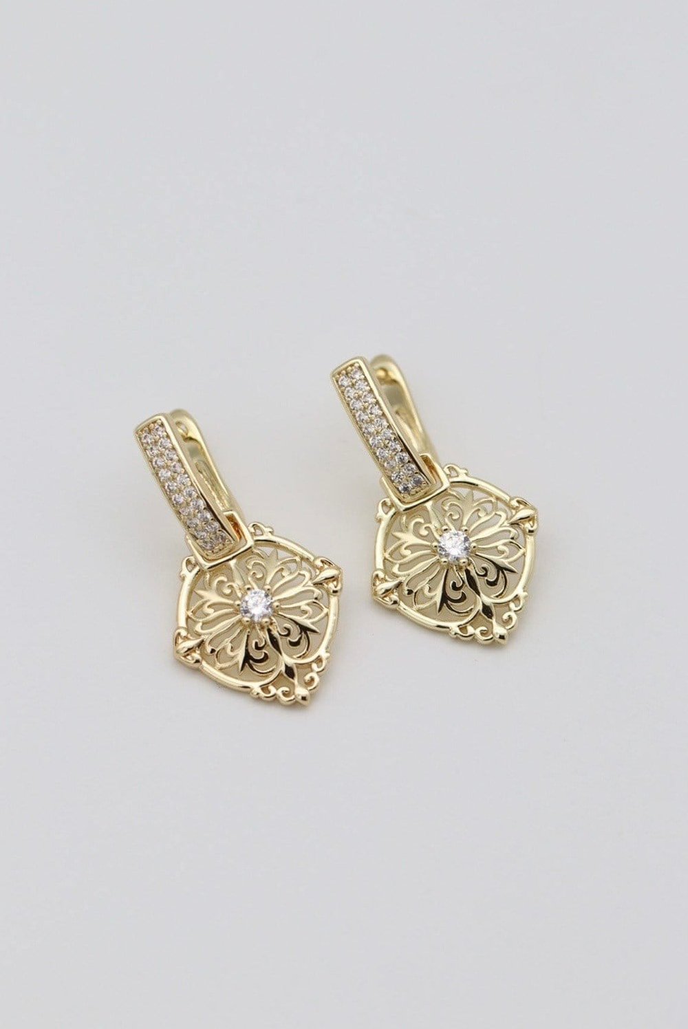30 MM Çiçek Motifli Taş Detaylı Gold Çelik Küpe 