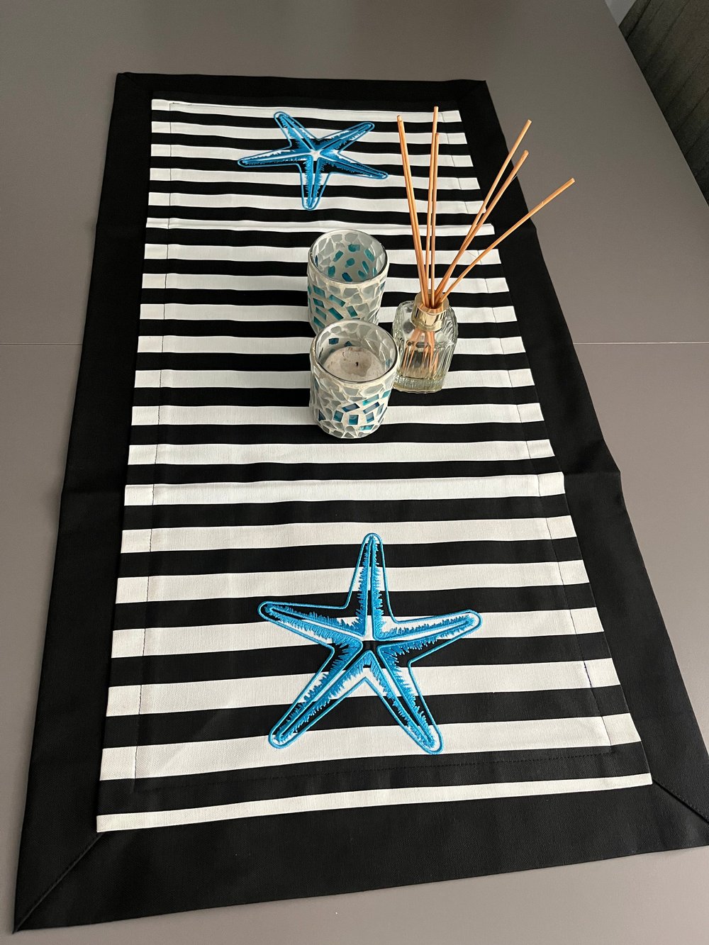 Deniz Yıldızı Nakışlı Çizgili Duck Keten Runner 90x50 cm – Marin Masa Örtüsü