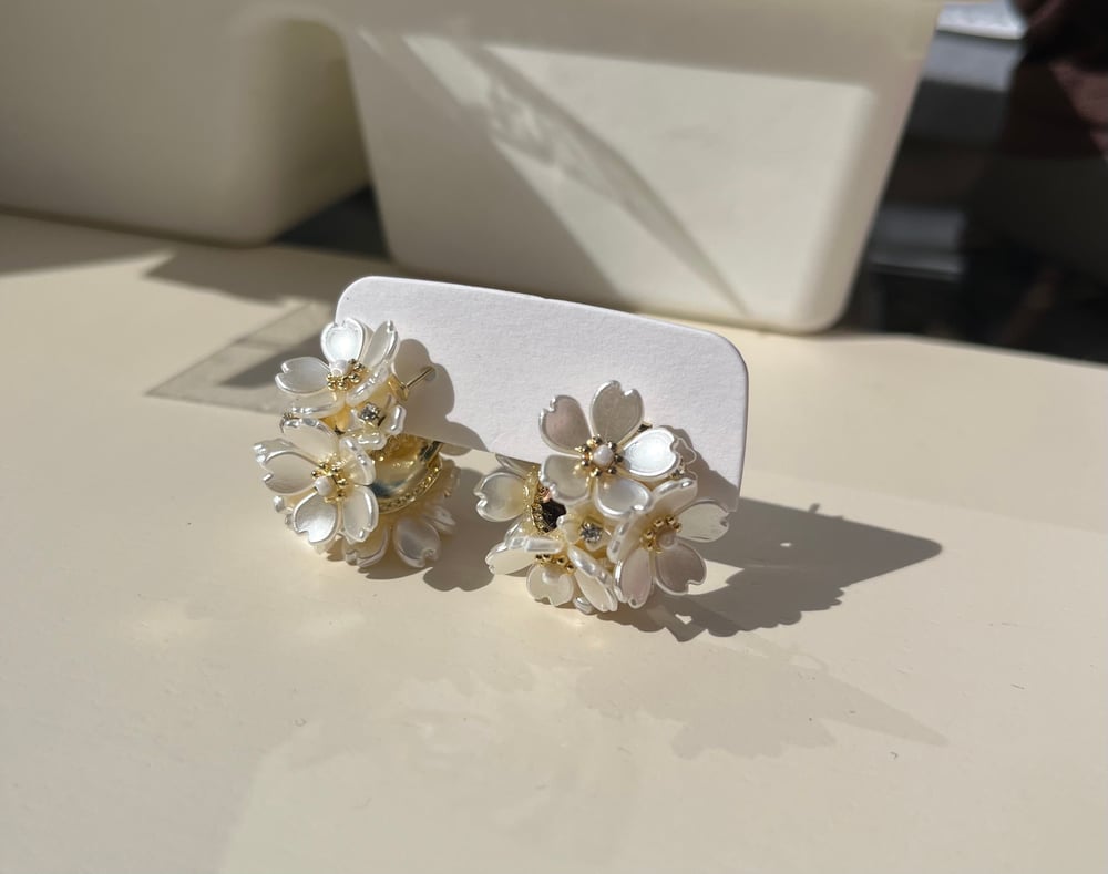 Flora Bahar Çiçeği Taşlı 14K Çelik Halka Küpe – Pembe & Sedef Beyaz Renk Seçenekli