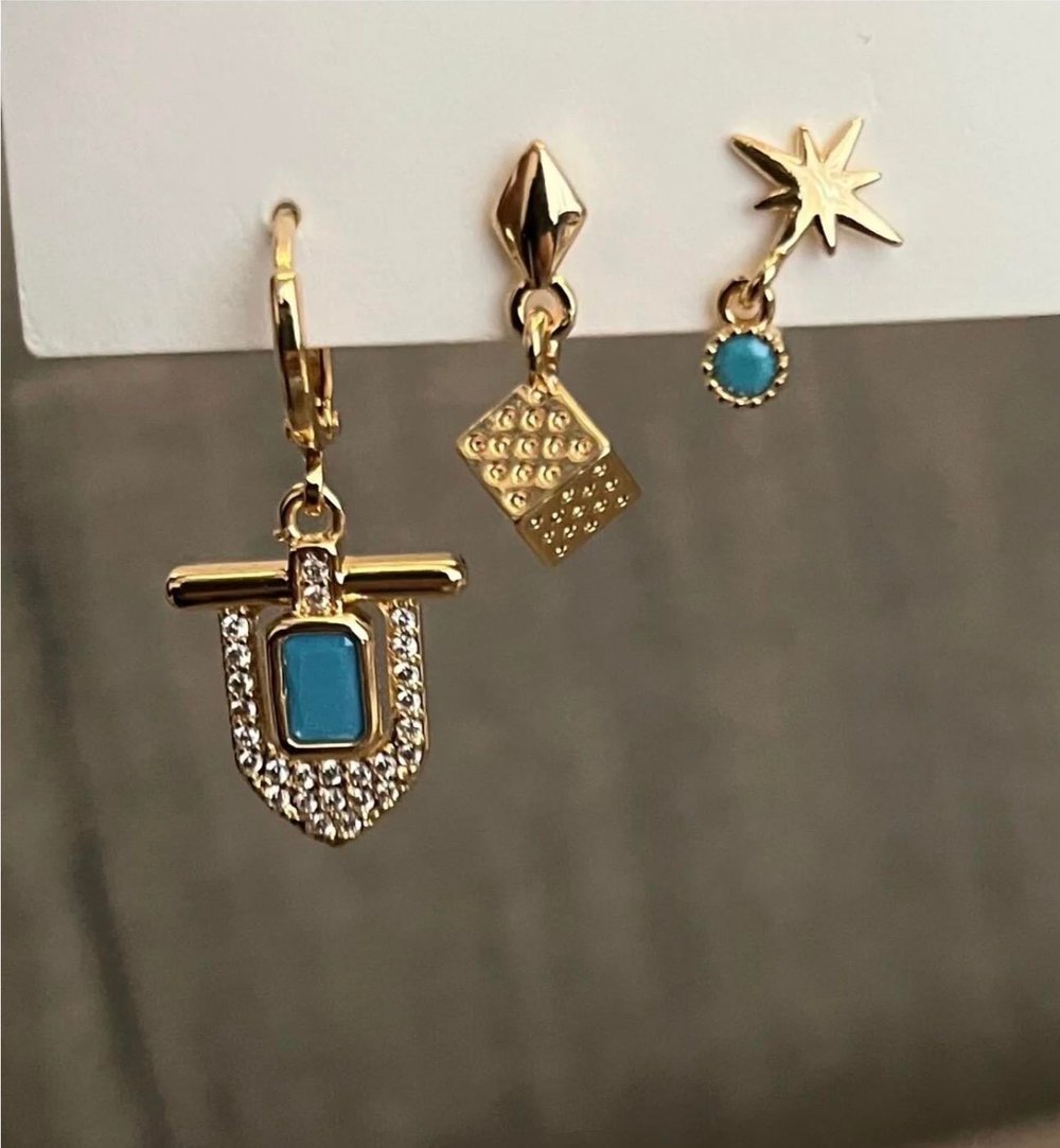 Gold Renkli Çelik Asimetrik Küpe Seti – Mavi Taşlı Yıldız ve Küp Detayları