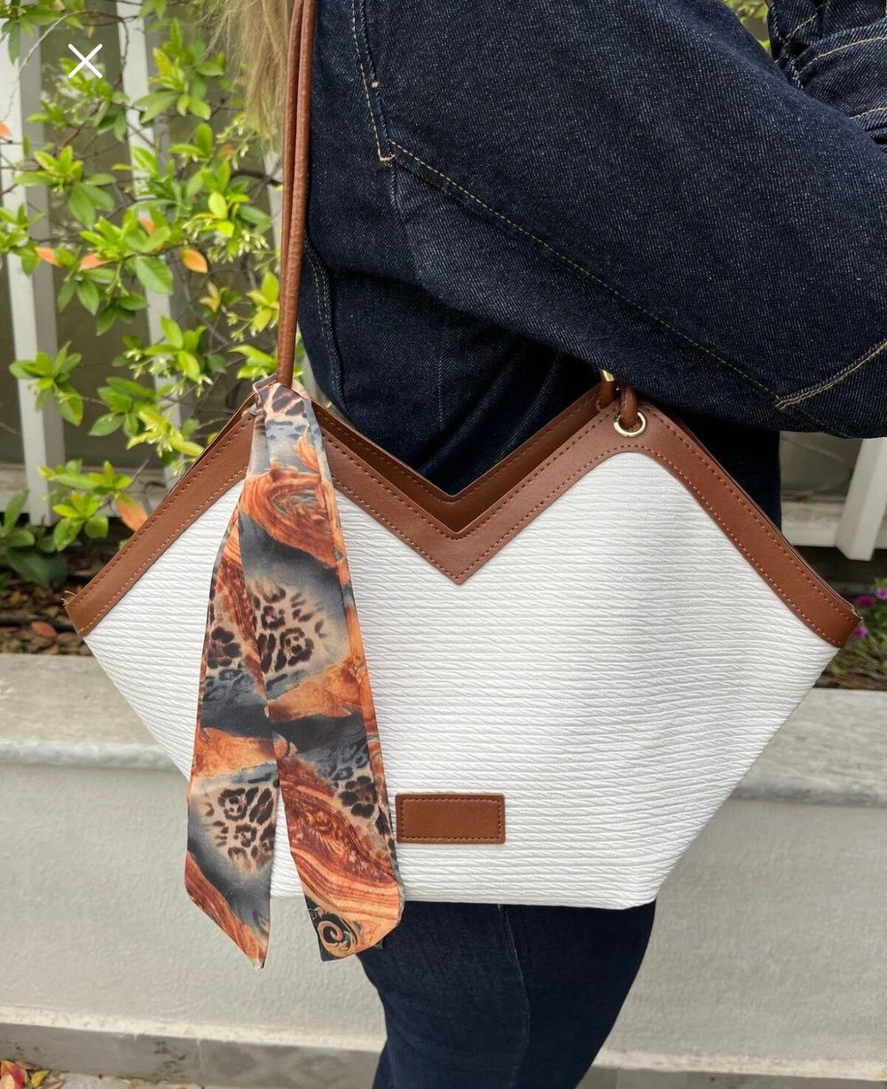 Kadın Hasır Görünümlü ve Suni Deri Detaylı Omuz Çantası – Fular Aksesuarlı Model