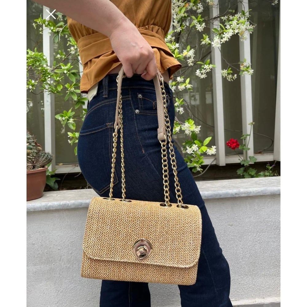 Kadın Örgü Desenli Zincir Askılı Çapraz ve Omuz Çantası – Kapaklı Model (21*14 cm)